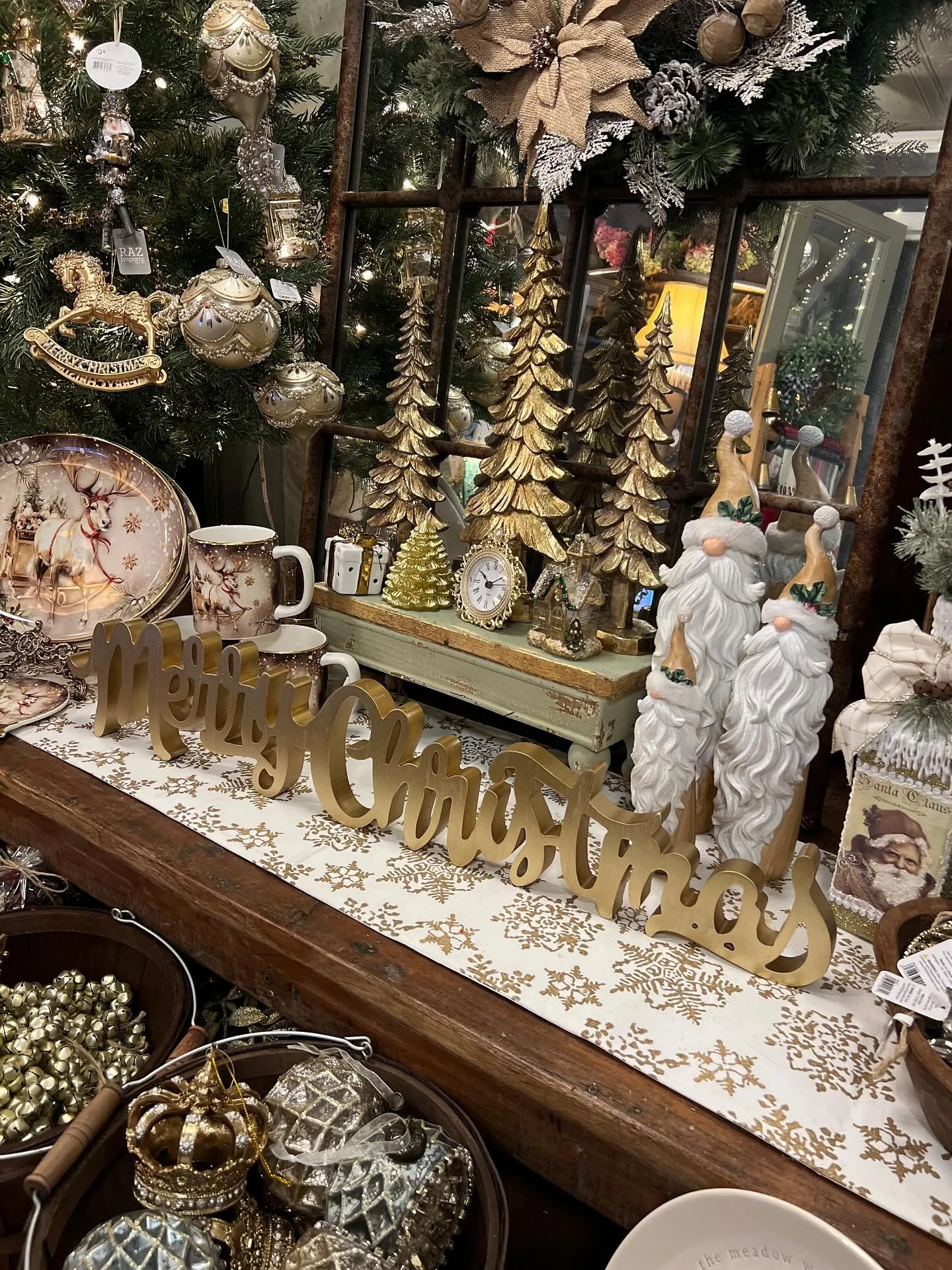 Check out our Gold Christmas table! It sparkles and shines perfectly! Brings some elegance to your holiday decor! Reminder 🎄JINGLE AND MINGLE is tonight from 5pm to 7pm! Stop by and shop all these amazing decorations! 
.
.
.
#shop #shopping #holiday