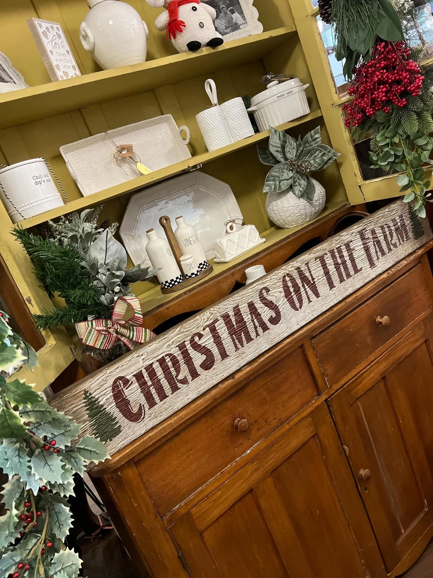 Deck the halls with some festive holiday wall art! These signs are sure to  bring Christmas cheer to your home! We are open from 10am to 7pm today!
.
.
.
#shop #holidayshopping #christmasdecor #uniquegifts #backintime #christmas #longisland #nassauco