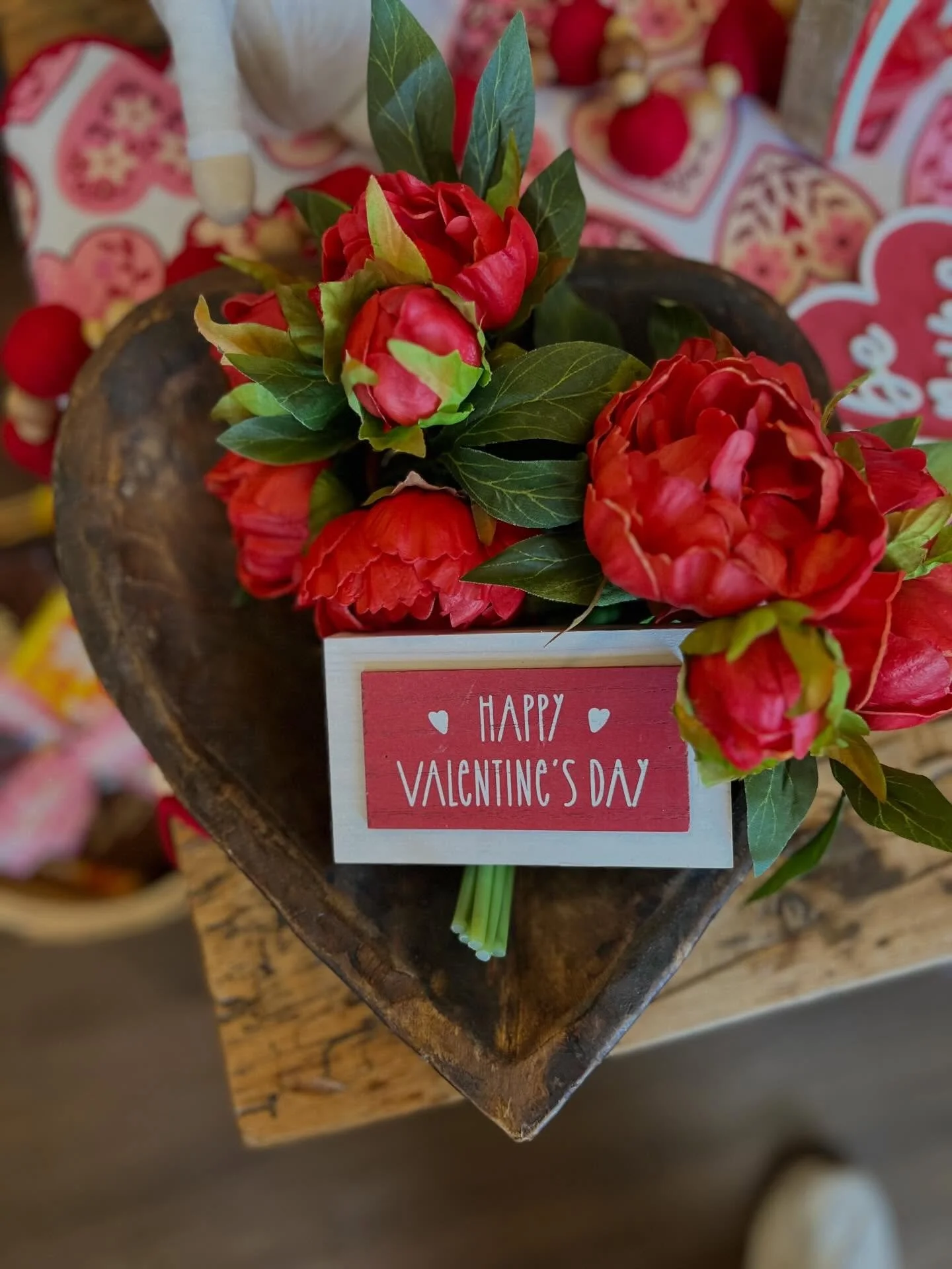 ❤️Valentine&rsquo;s Day is coming up soon! To celebrate we are having a GALENTINE&rsquo;S GATHERING! 
FEBRUARY 14TH 11AM-3PM
Enjoy shopping with your girls, before dinner with your guys!
Shop our decor and antiques at Back in Time! Grab a treat at El