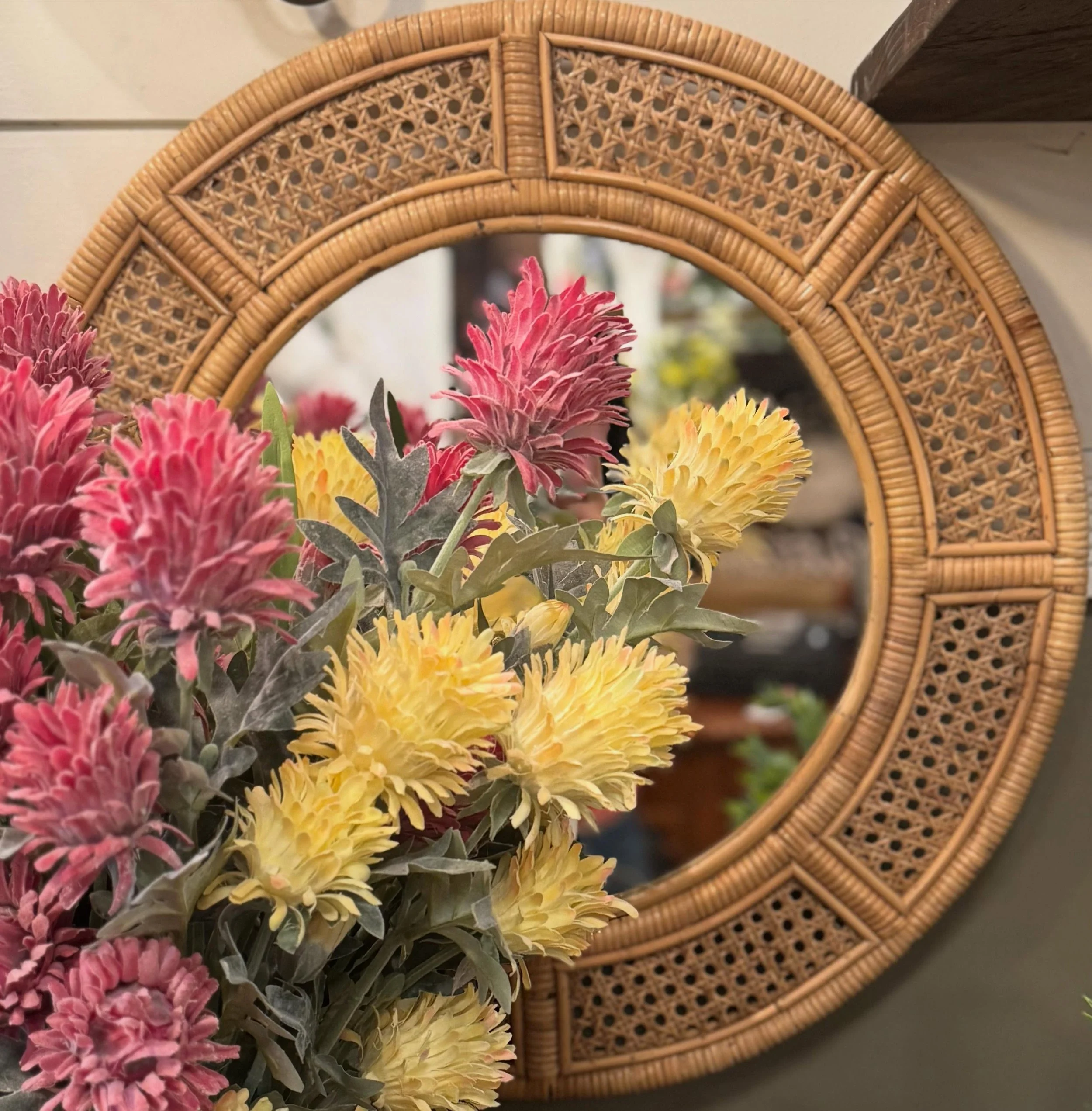 Happy Tuesday ☀️✨
A little sunshine, a little shopping, and a whole lot of charm. Stop by Back in Time and see what treasures are waiting for you today. 🌸🪞

Open 10am-5pm
441 Main Street, Farmingdale, NY📍
.
.
.
.
.
#farmingdaleny #nassaucountyny #
