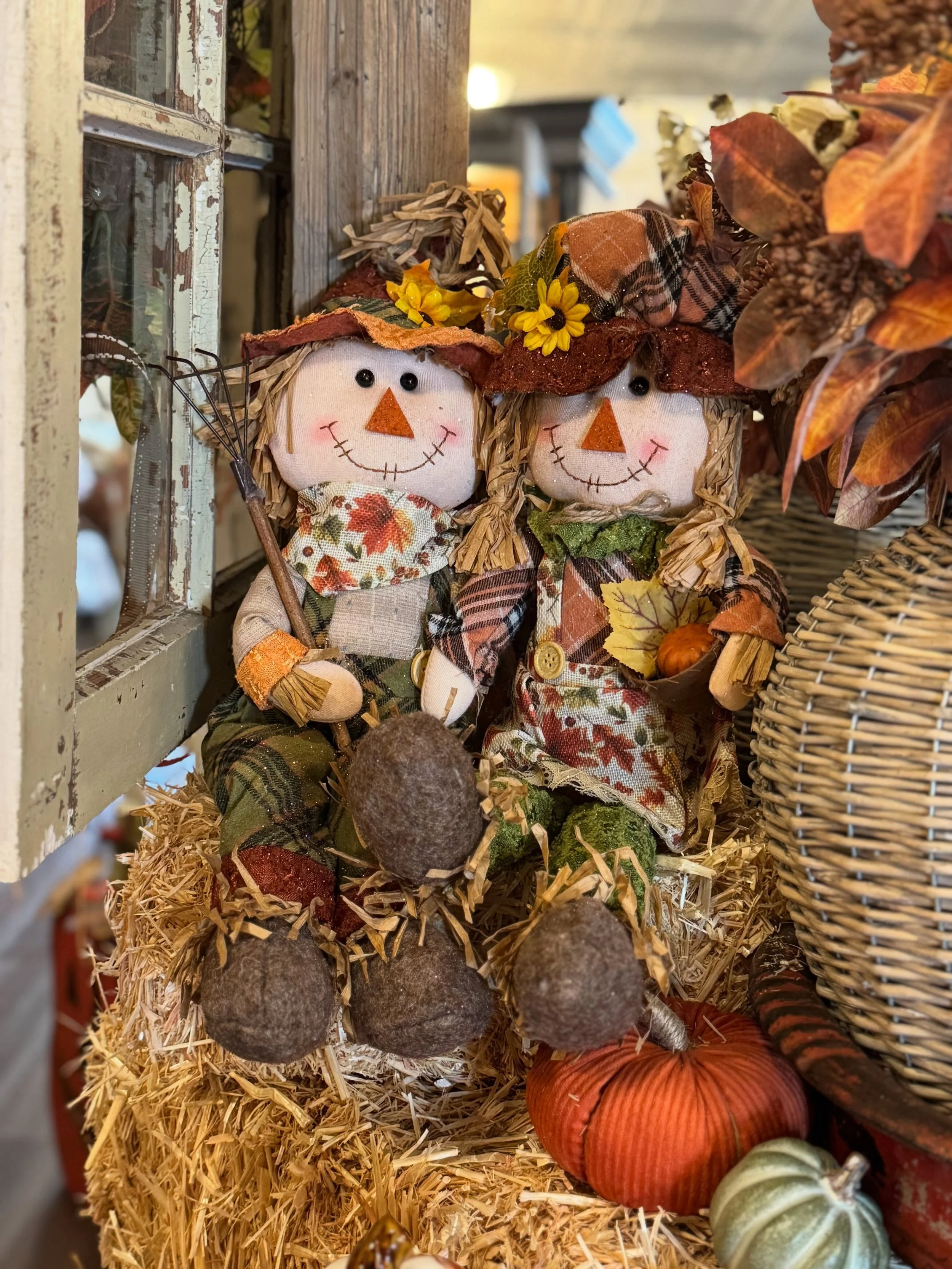Who&rsquo;s ready to shop FALL?! Swipe through for a sneak peek and check out our delicious fall drink at the end 👀 
Be the FIRST one to try it this Sat, August 29th! First 30 customers receive a surprise discount + glass of mimosa!🥂Shop all the fu