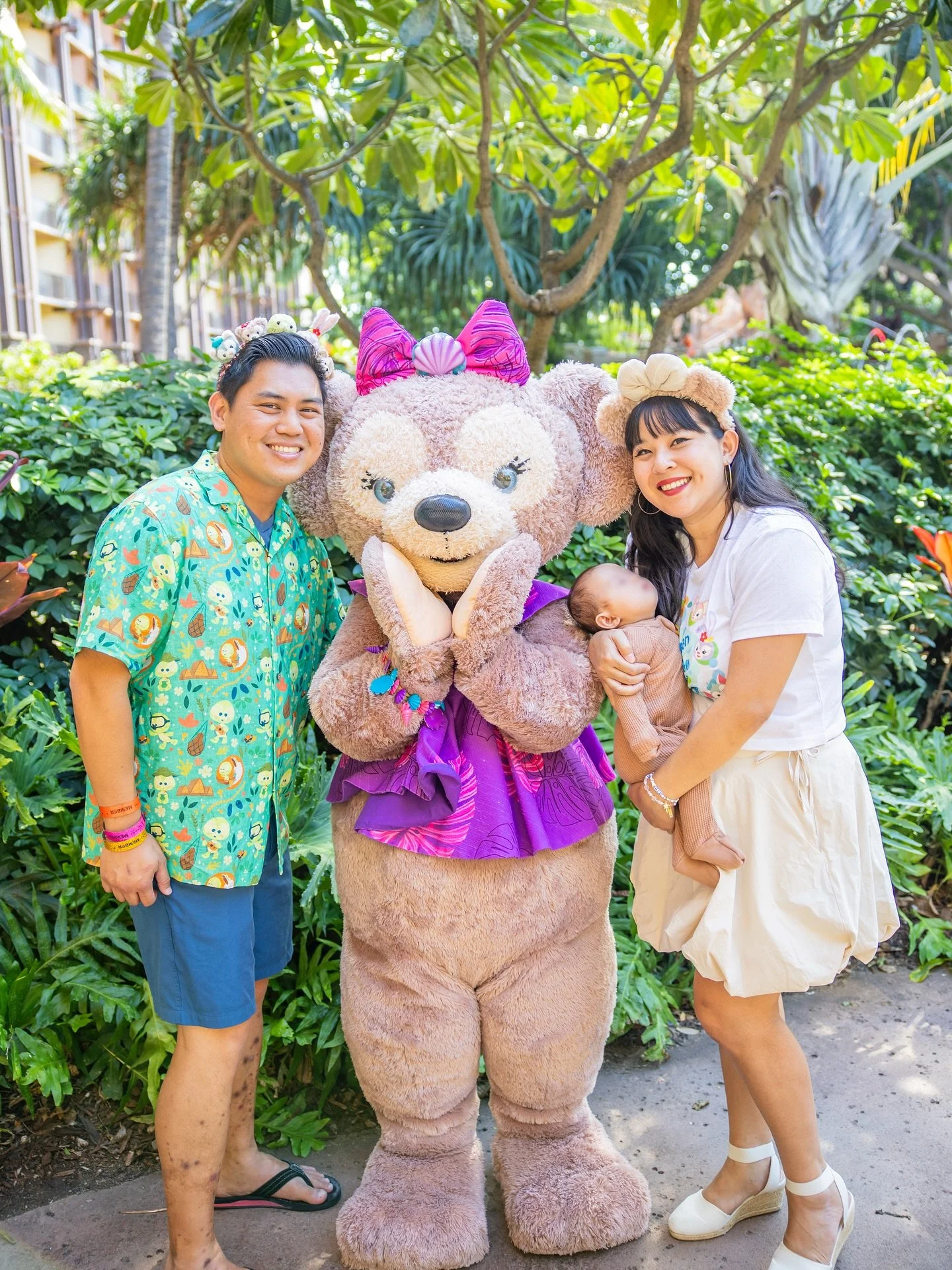 happy october! 🎃

can&rsquo;t believe how fast time is flying (which also means my maternity leave is coming to an end soon 😭)! i love coming to @disneyaulani during holiday season because it&rsquo;s fun to see the seasonal items they have on displ