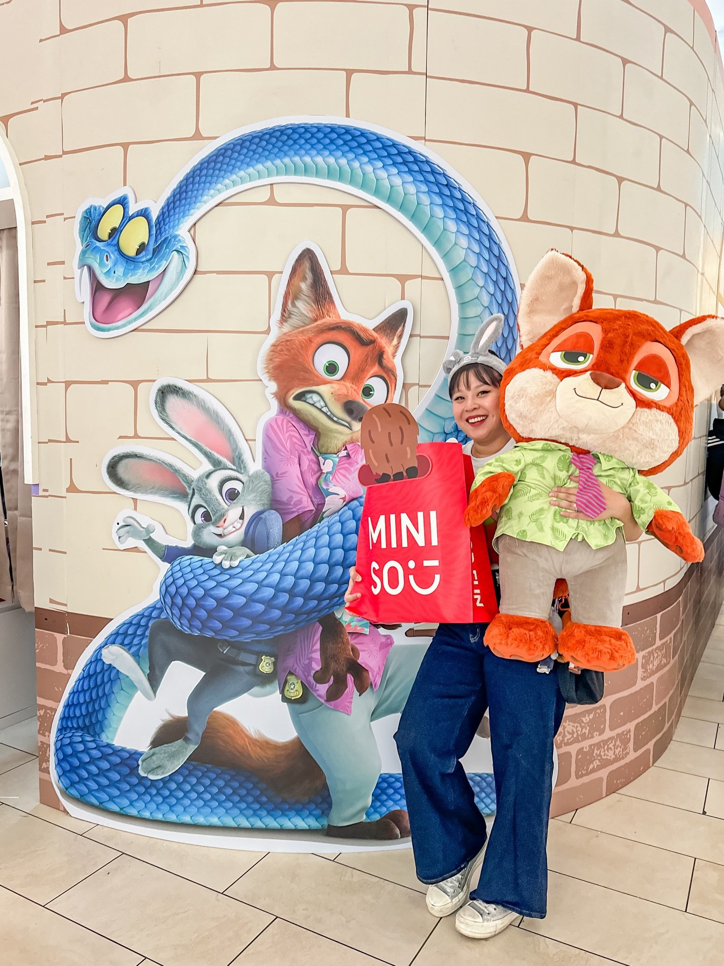 ZOOTOPIA MINISO POP UP IS NOW OPEN AT LOS CERRITOS CENTER! 🐰🦊

📍 @shoploscerritos - 239 los cerritos center, cerritos, ca 90703

🛍️ the pop up is open now through 12/14! spend $40 and receive a free collectible shopping bag, sticker sheet, bag ch
