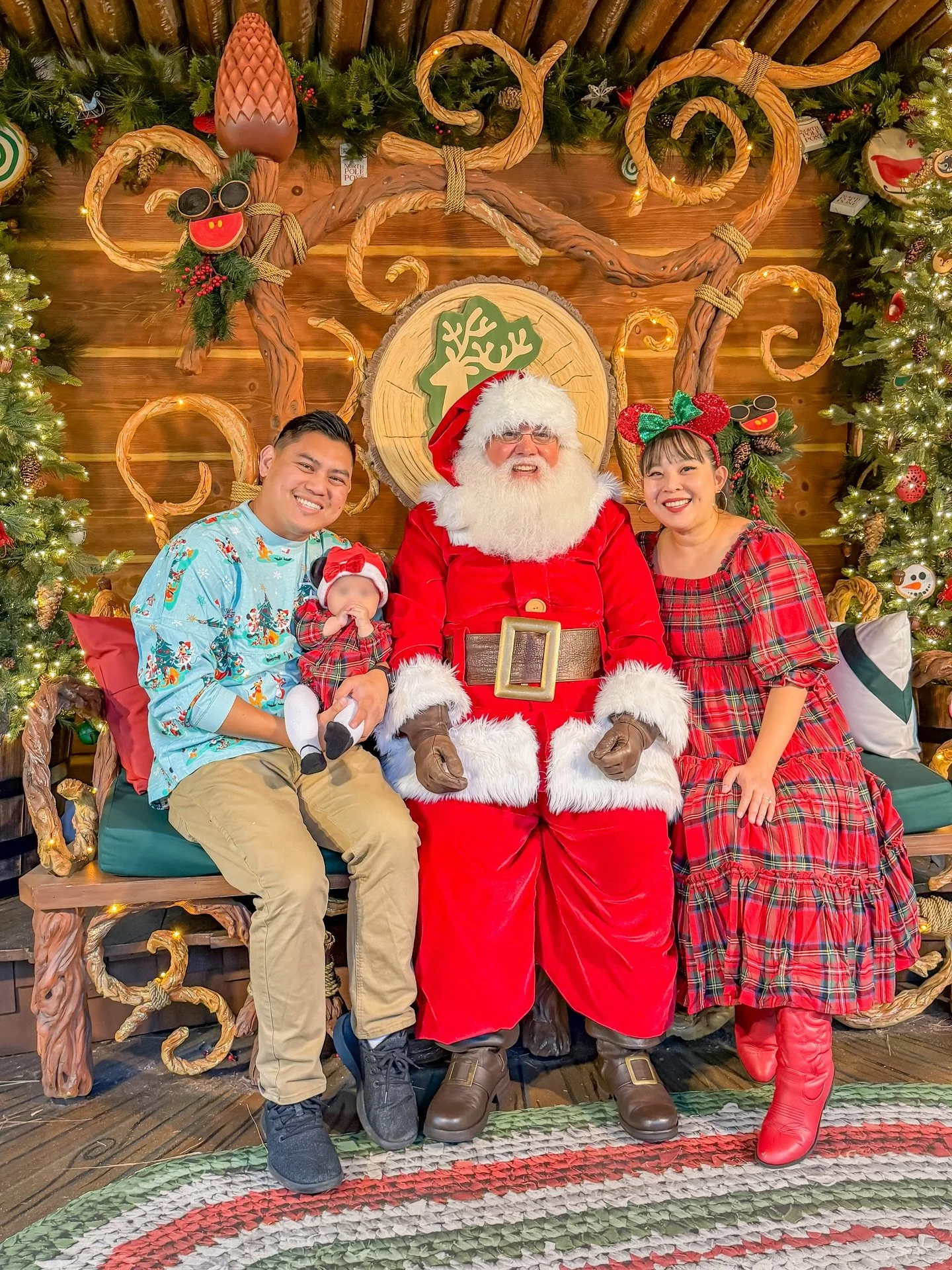 baby L&rsquo;s first time meeting santa 🎅🏻☑️

📸: @kevintsengphotography

#DisneyCreators #DisneyParks #DisneyFamily