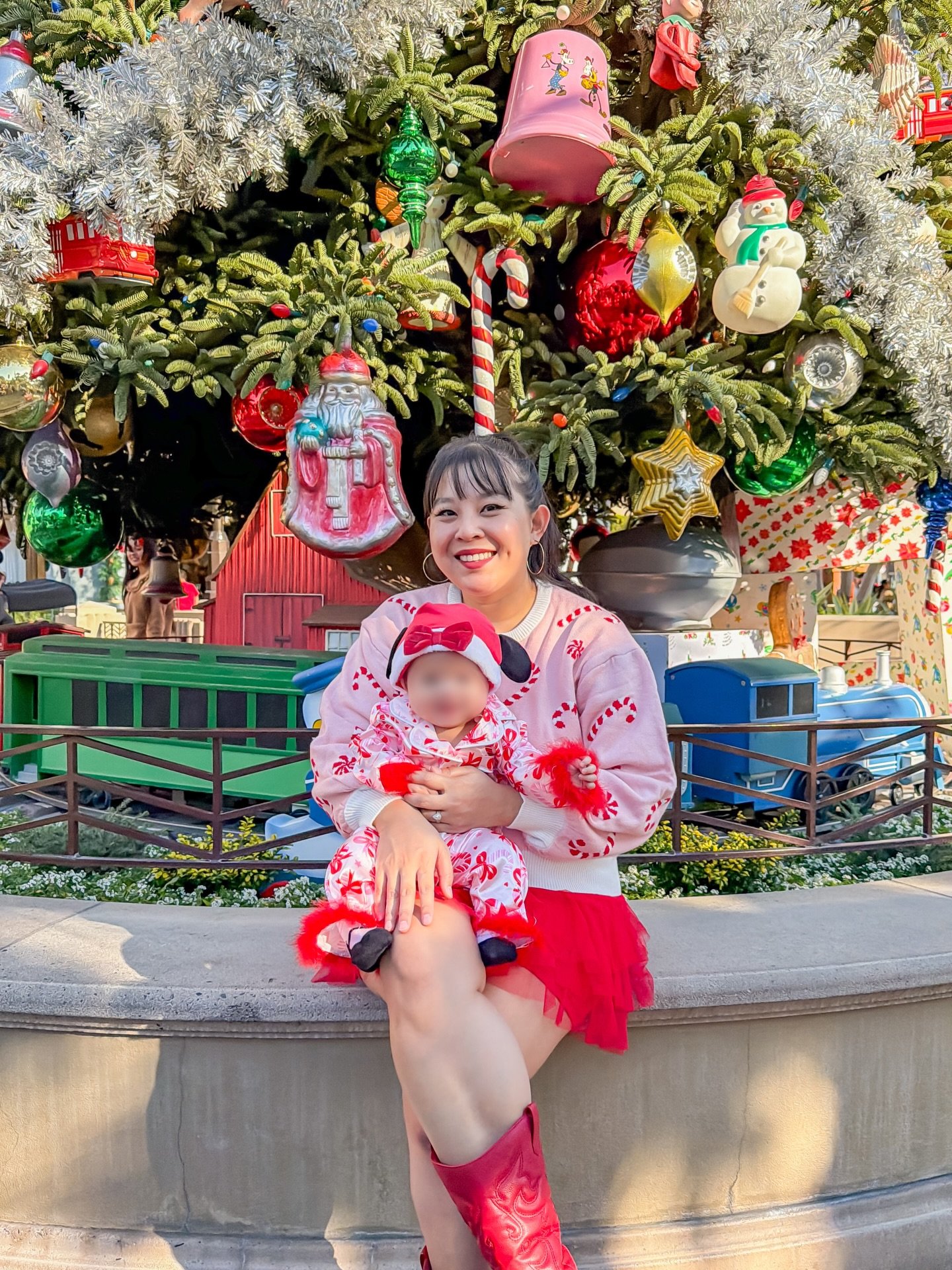 let&rsquo;s make christmas the whole year round 🎄

📸: @kevintsengphotography

#DisneyParks #DisneyFamily #DisneyCreators