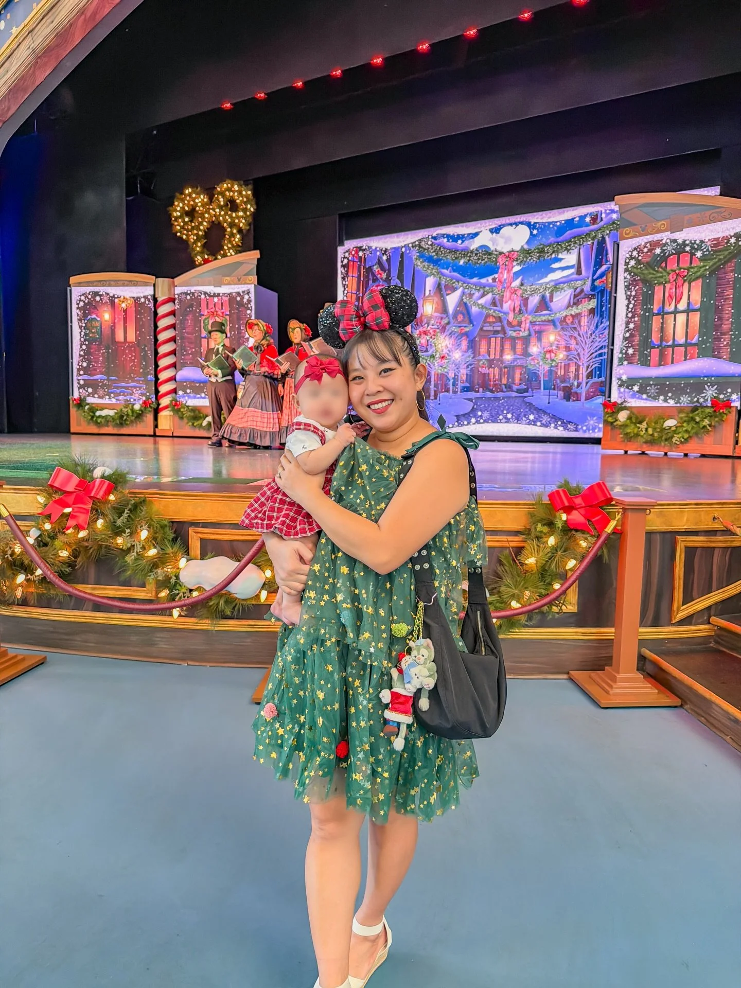 wait for the bells on santa&rsquo;s sleigh to ring 🦌

📸: @kevintsengphotography

#DisneyCreators #DisneyFamily #DisneyParks