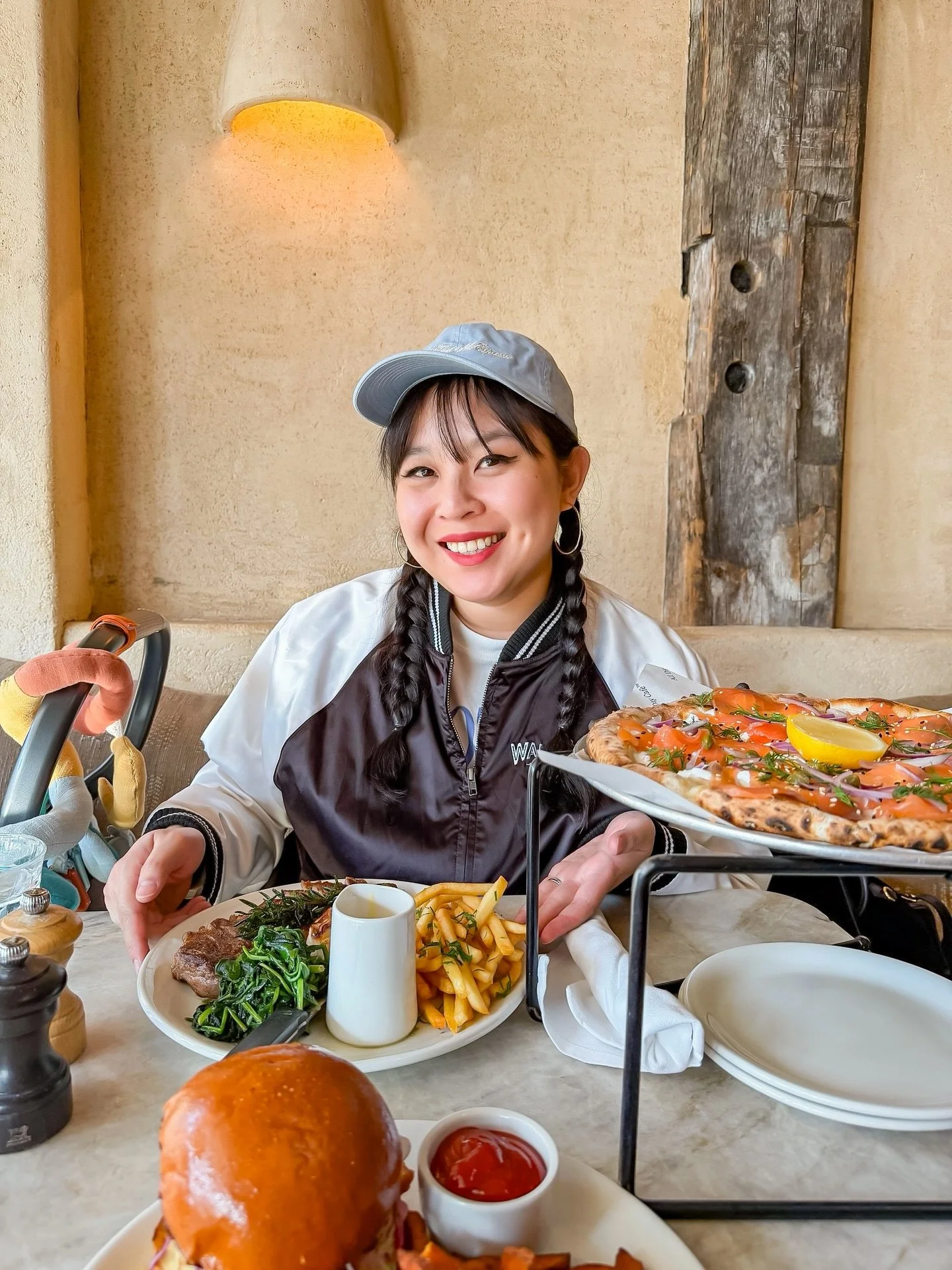 love at first bite 🦈

i am a creature of habit, so one of my goals this year is to try new restaurants with @kevintsengphotography at least once a month! for january, we finally made it out to @greatwhite which has been on my list for a little over 