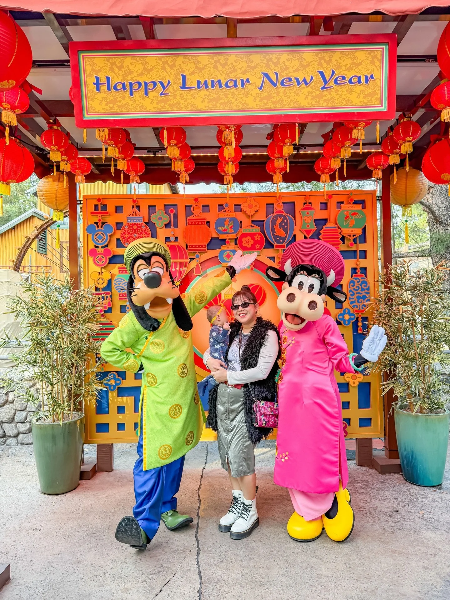 we couldn&rsquo;t wait to see goofy and clarabelle in their beautiful &aacute;o d&agrave;i for lunar new year 🇻🇳

#LunarNewYear #Disneyland #DisneyParks