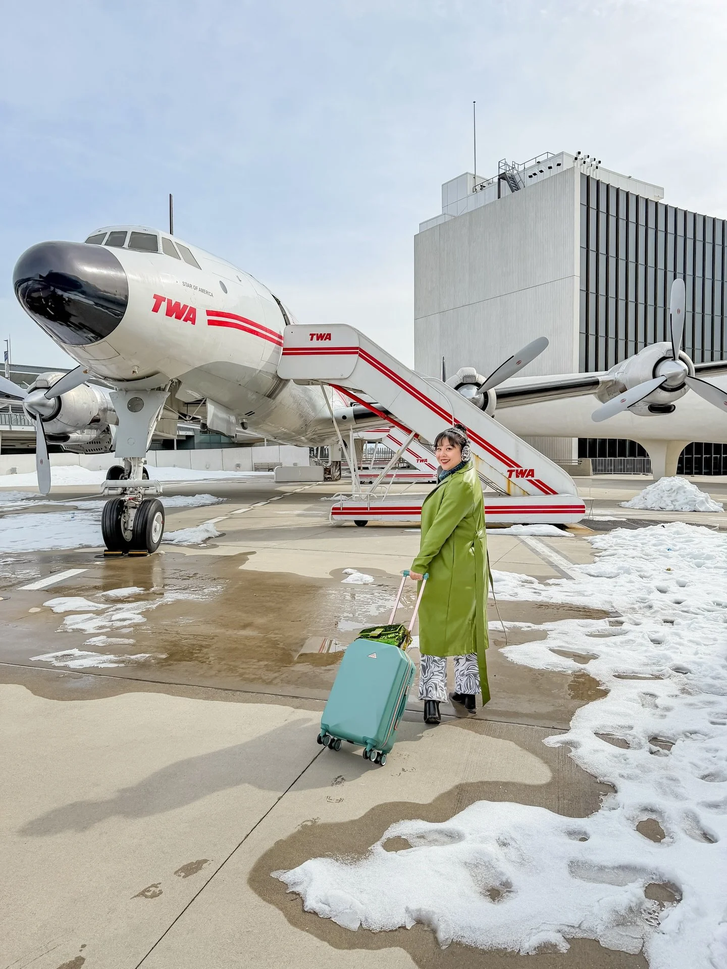 hey mama, welcome to the 60s 🛩️

before we left new york, we finally made a visit to @twahotel and we were instantly transported to 1962! the hotel was gorgeous and we had so much fun exploring before heading to our flight. we definitely have to all