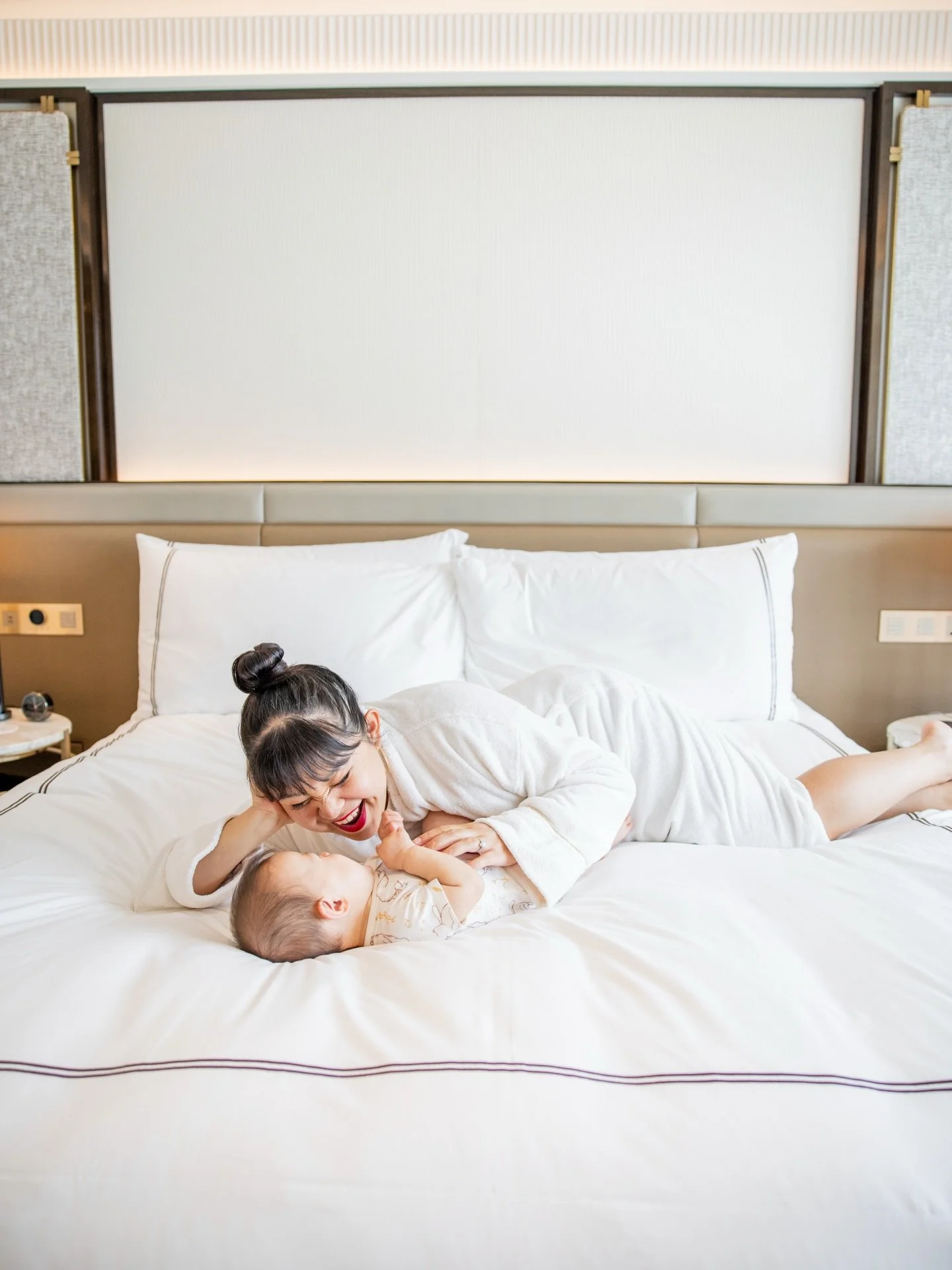 is THIS the fanciest hotel we&rsquo;ve ever stayed at?! 🤭

i still can&rsquo;t believe we got to spend a night at the iconic @marinabaysands hotel! kev was able to use credit card rewards points to book our stay, and it was well worth it! we had a g