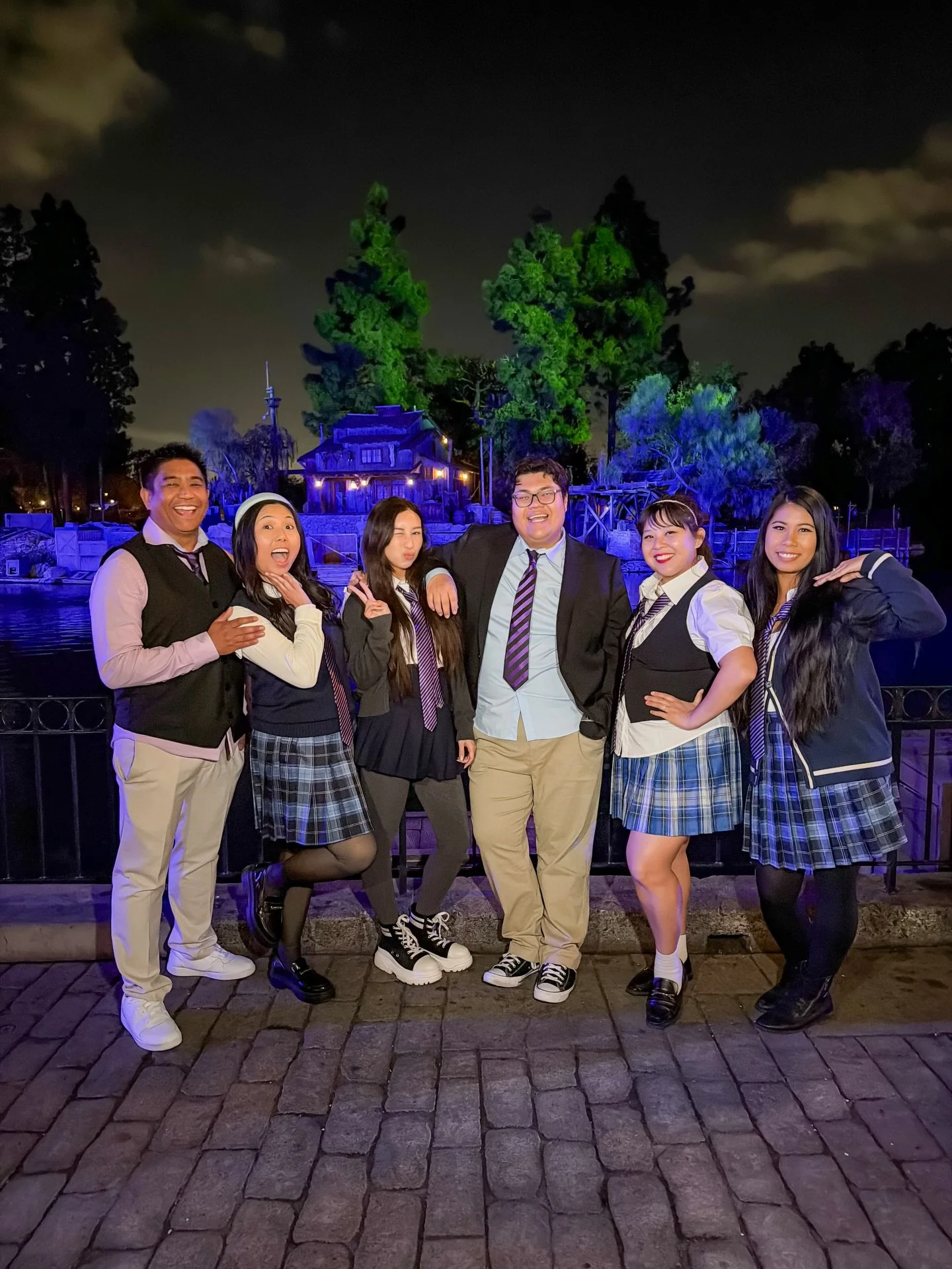 mackenzie falls rules! 💙

hopped off a plane at LAX and by the grace of @thaddybears inviting me to be his +1 as well as my uber driver for the evening i made it to the first evening of disney channel nite! the jet lag was hitting hard but somehow i