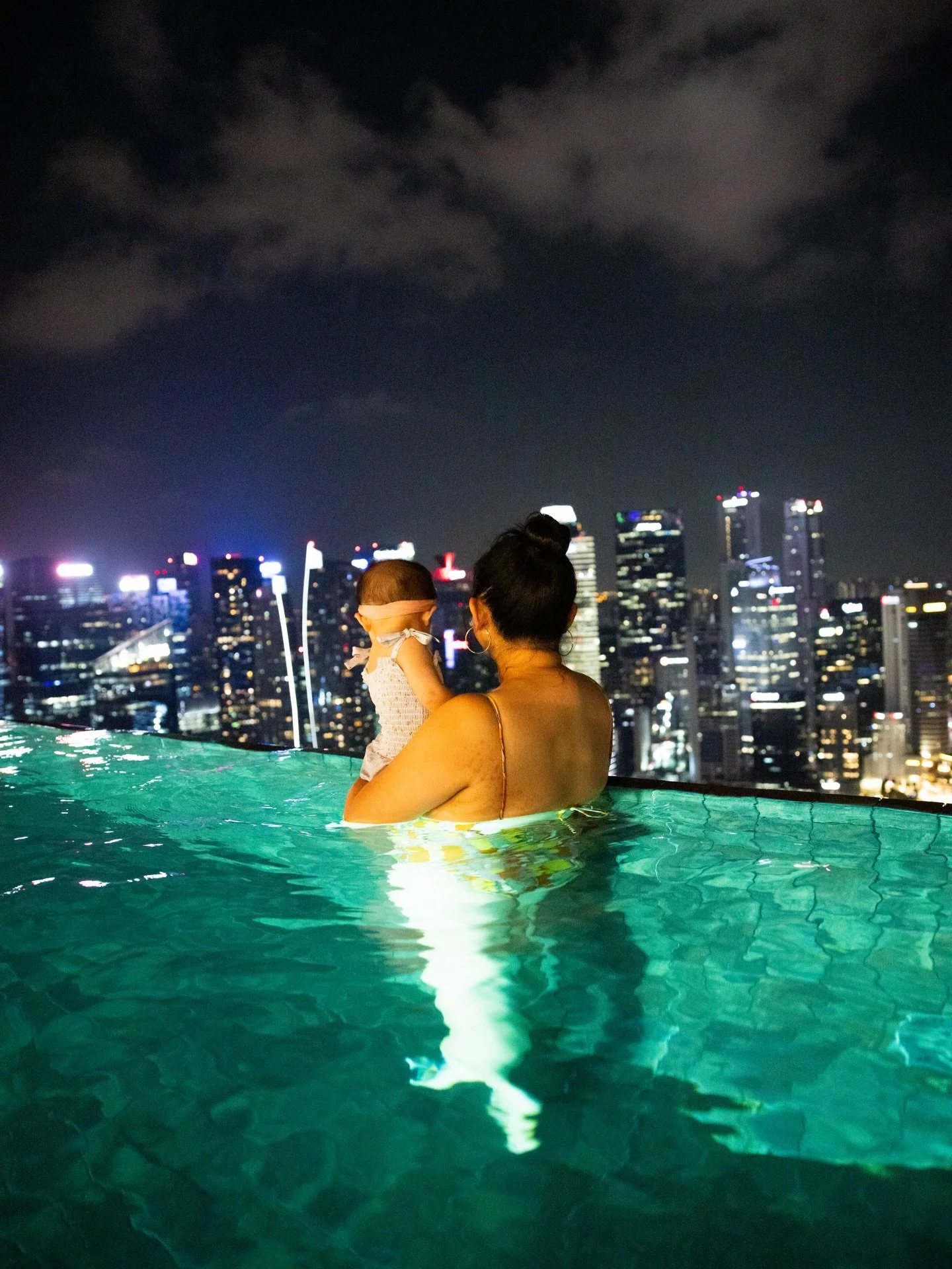 reminiscing about that one time we took a dip at the famous @marinabaysands infinity pool 🌃

📸: @kevintsengphotography

#MarinaBaySands #VisitSingapore #Singapore