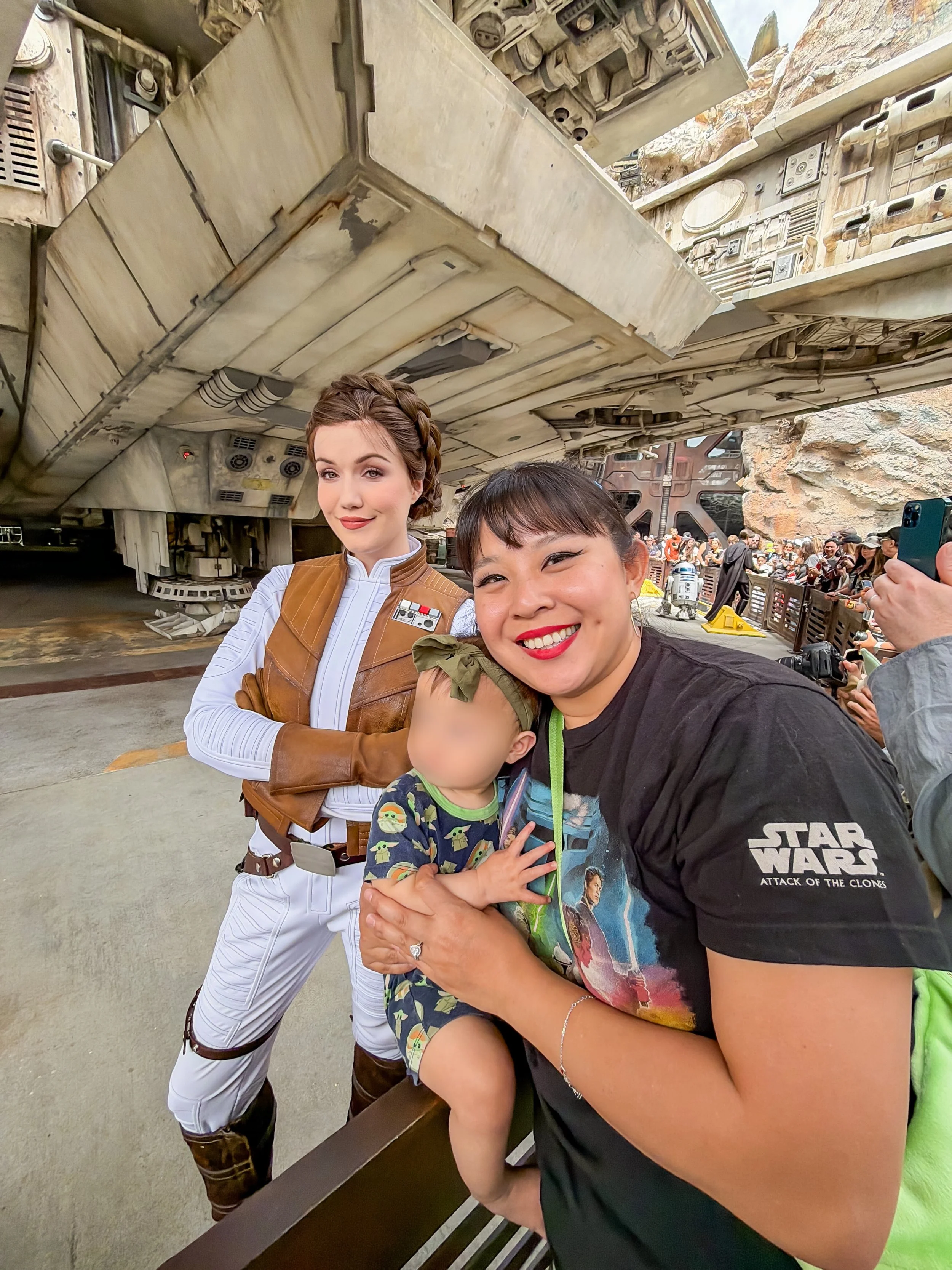 may the 4th be with you! 💫

📸: @thaddybears + @mykeytothecastle

#StarWars #MayThe4thBeWithYou #DisneyParks