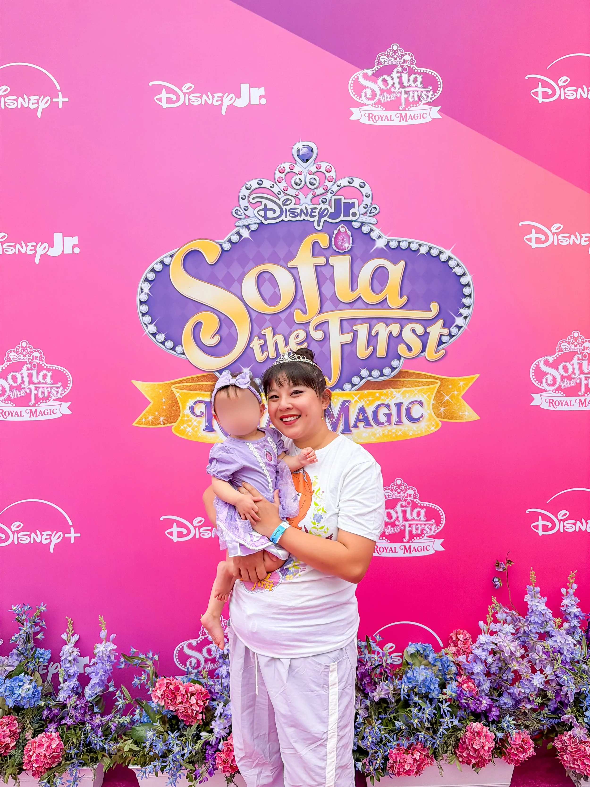 DISNEY JR. PLAY CAFE 👑

we spent the afternoon hanging out at the FREE @disneyjr play cafe pop-up that&rsquo;s happening in LA this weekend, and it was so cute! we ate a ton of yummy themed food, met minnie mouse and spidey, and even did some arts a