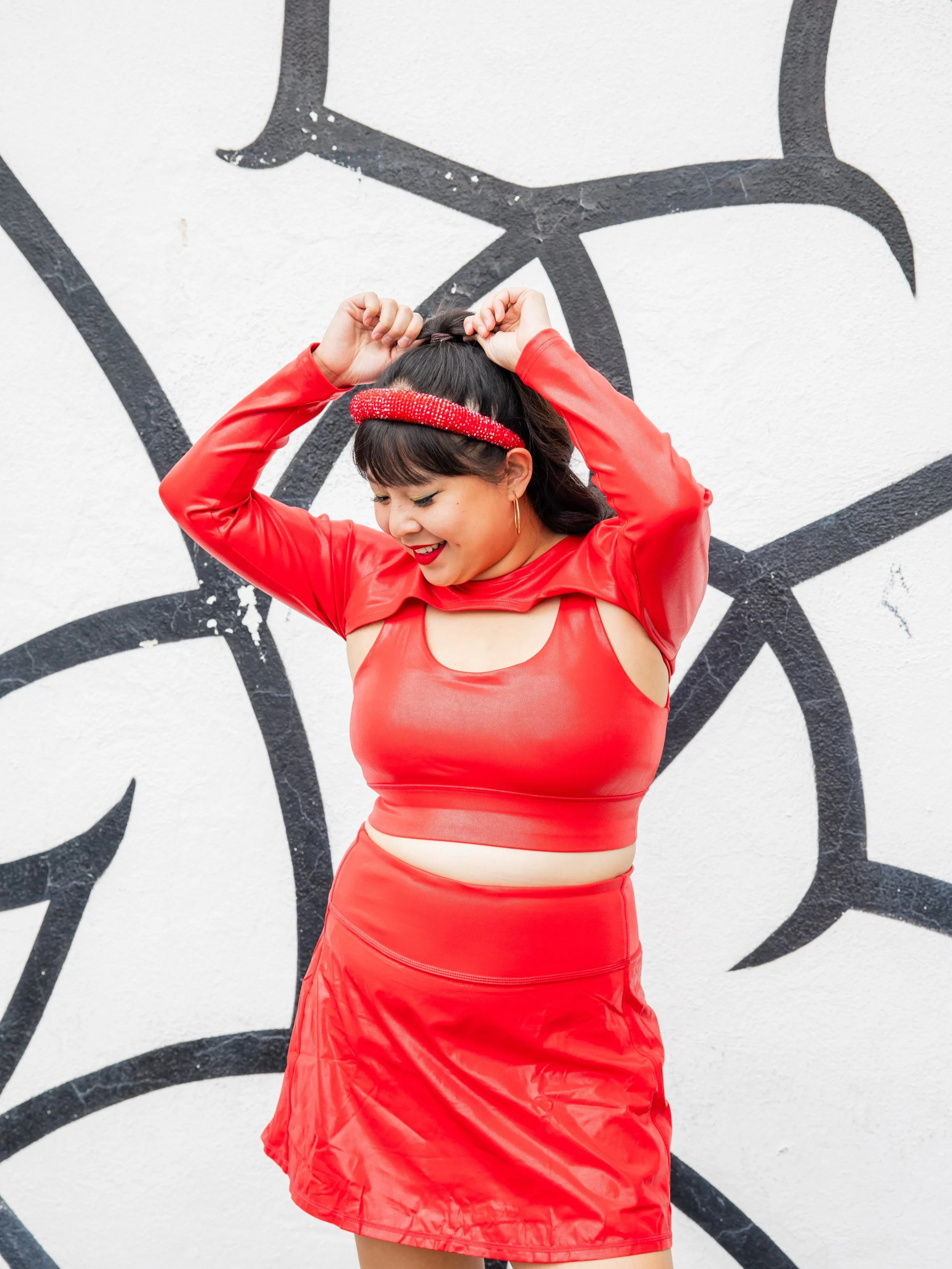 ad &bull; are you RED-y for it? ❤️

@crownedathletics is launching their classic colors activewear collection tonight and i am loving this set featuring this gorgeous shade of red! this collection features vibrant sets in red, orange, yellow, green, 