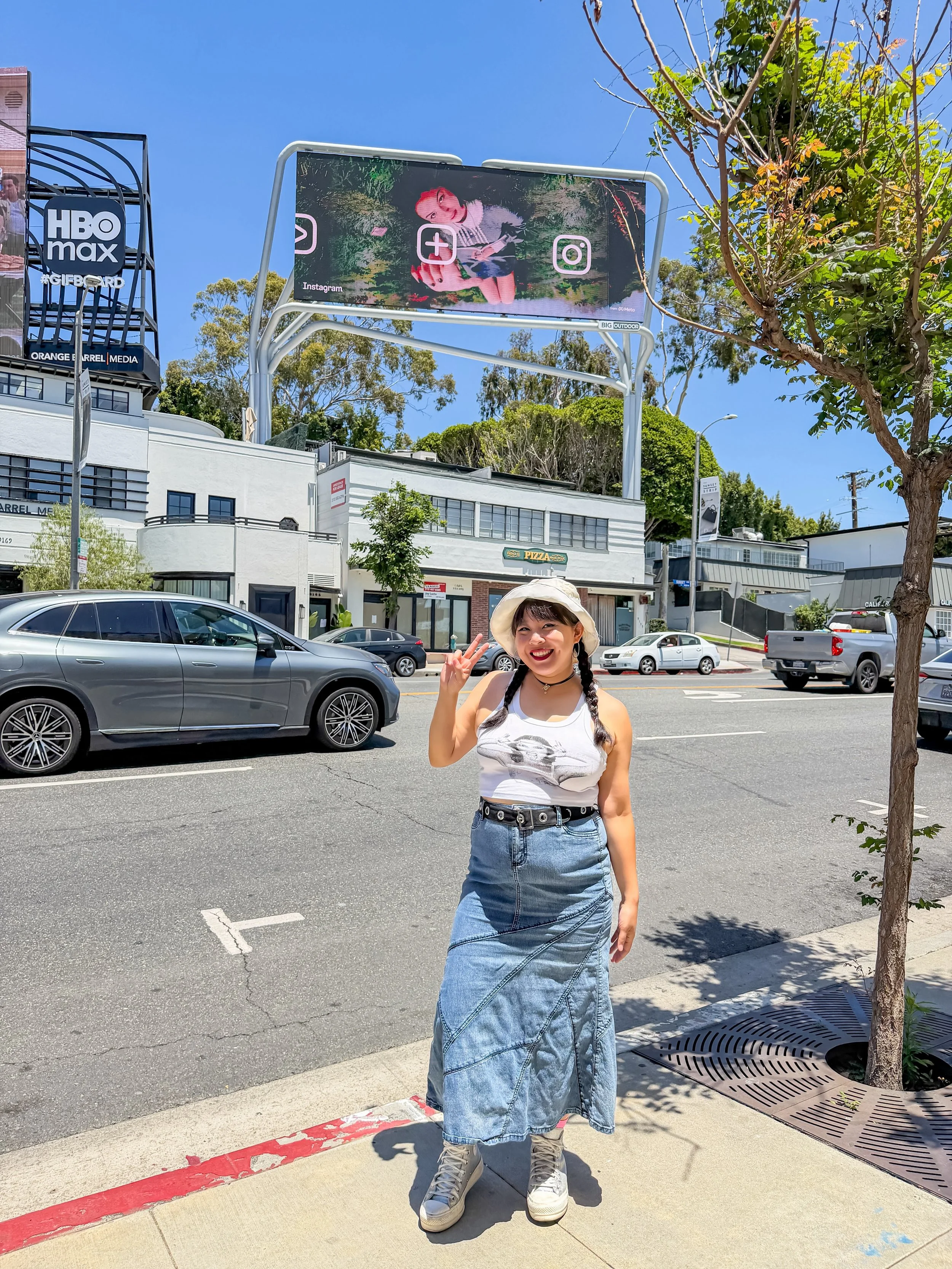 write it anyway! 🩷

@oliviarodrigo really has me out in LA staring at walls and billboards 🙂&zwj;↕️

#OliviaRodrigo #LiviesHQ #LosAngeles