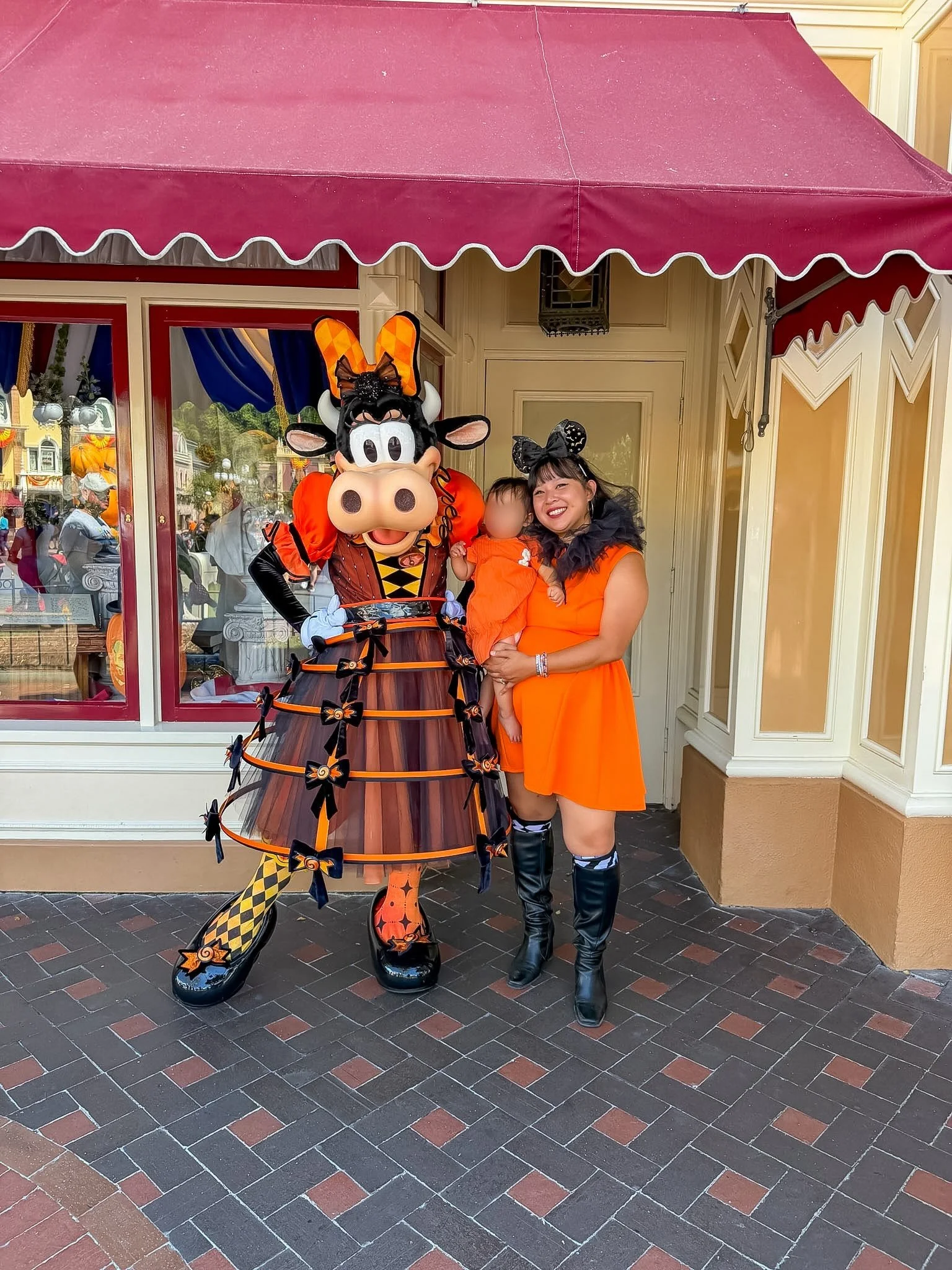 orange you glad it&rsquo;s halloween at @disneyland? 🧡

#Disneyland #DisneyParks #DisneyStyle
