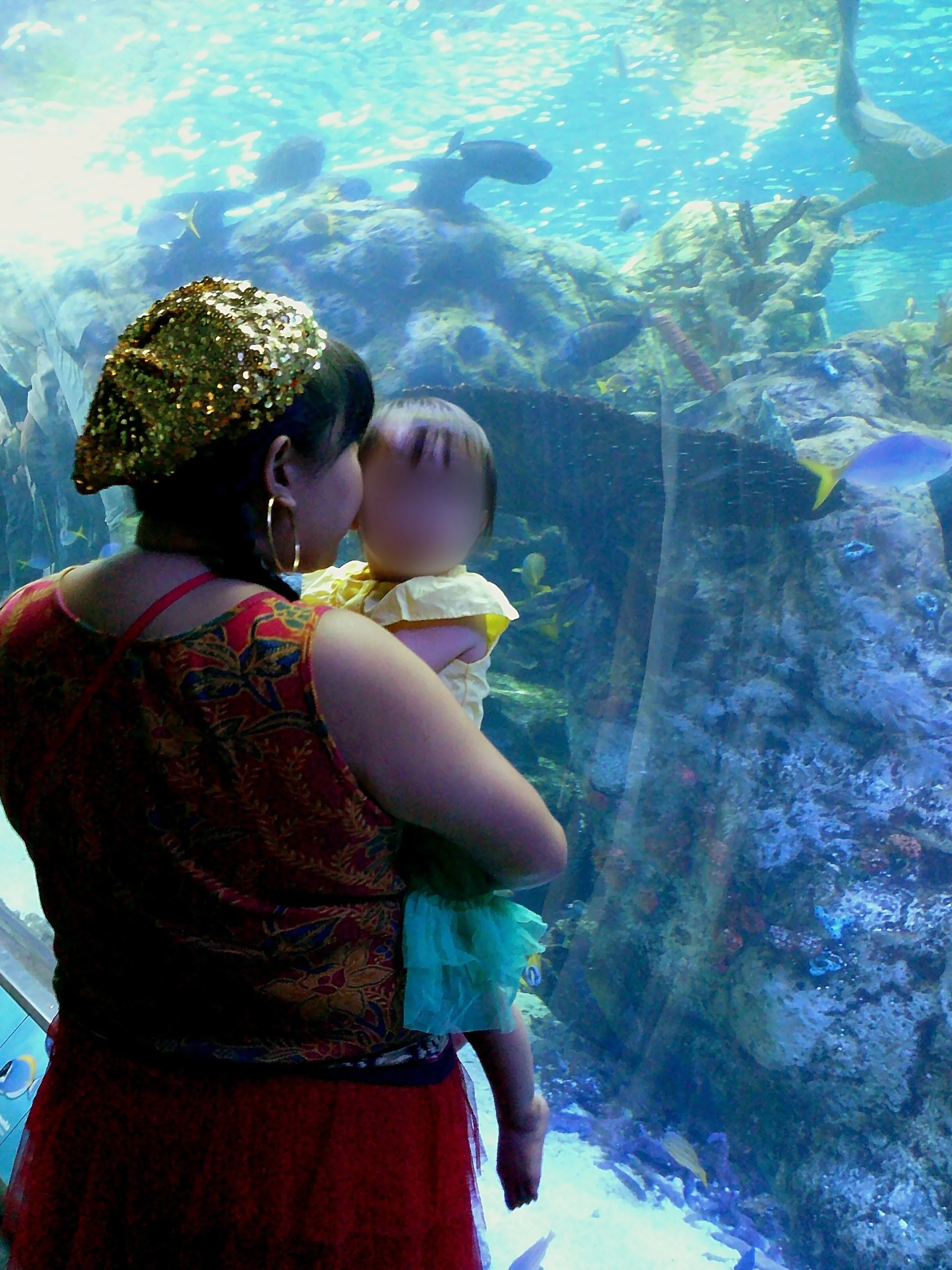 life is the bubbles under the sea 🫧

L&rsquo;s first time at @aquariumpacific and it&rsquo;s safe to say she loved it 🥹

📸: @kevintsengphotography

#AquariumOfThePacific #LongBeach #DisneyStyle
