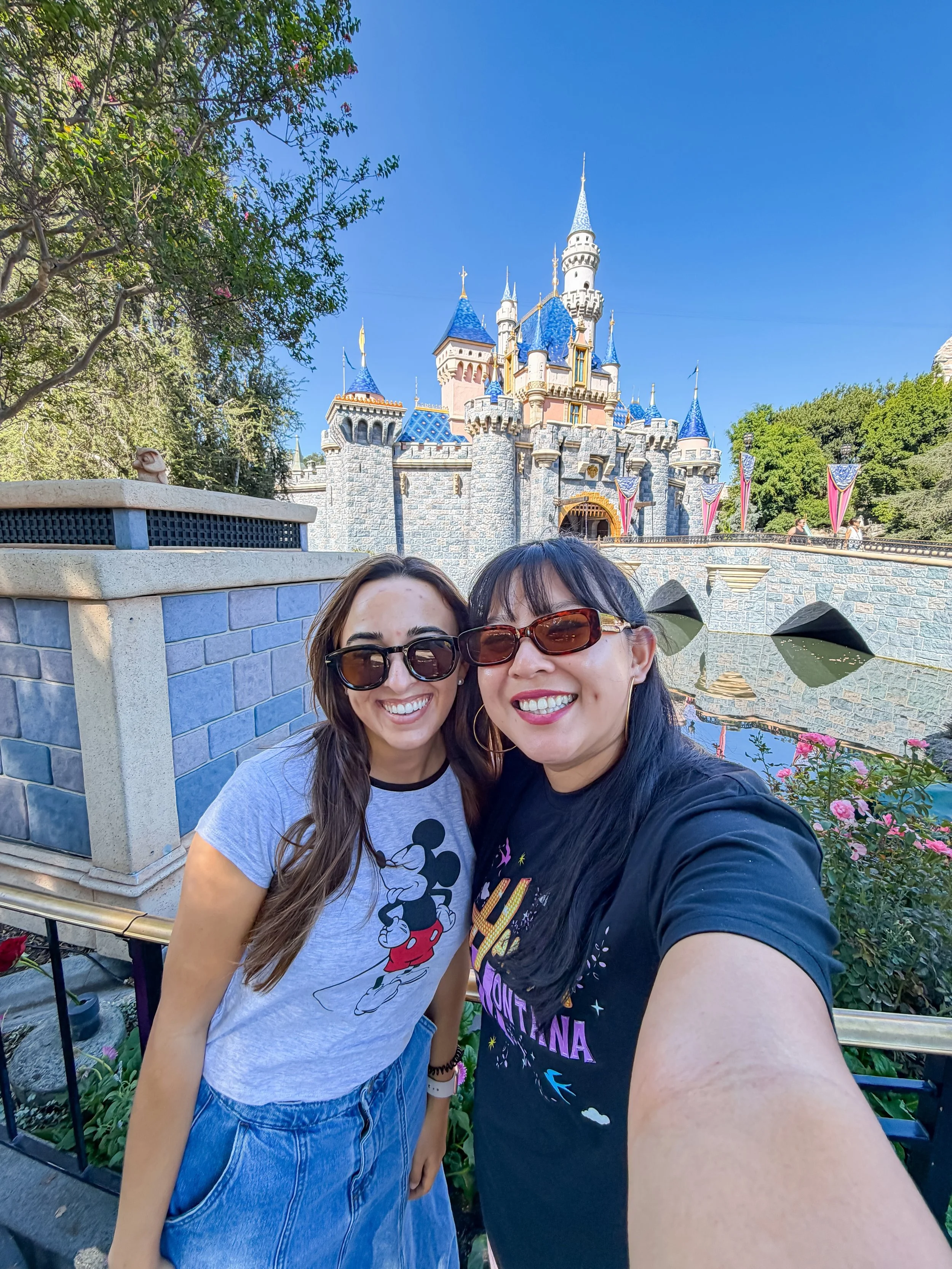 we can meet in the space between 🏰✨

had a much needed, long overdue catch up with @holaitsraquel ❤️

#Disneyland #DisneyParks #DisneyStyle