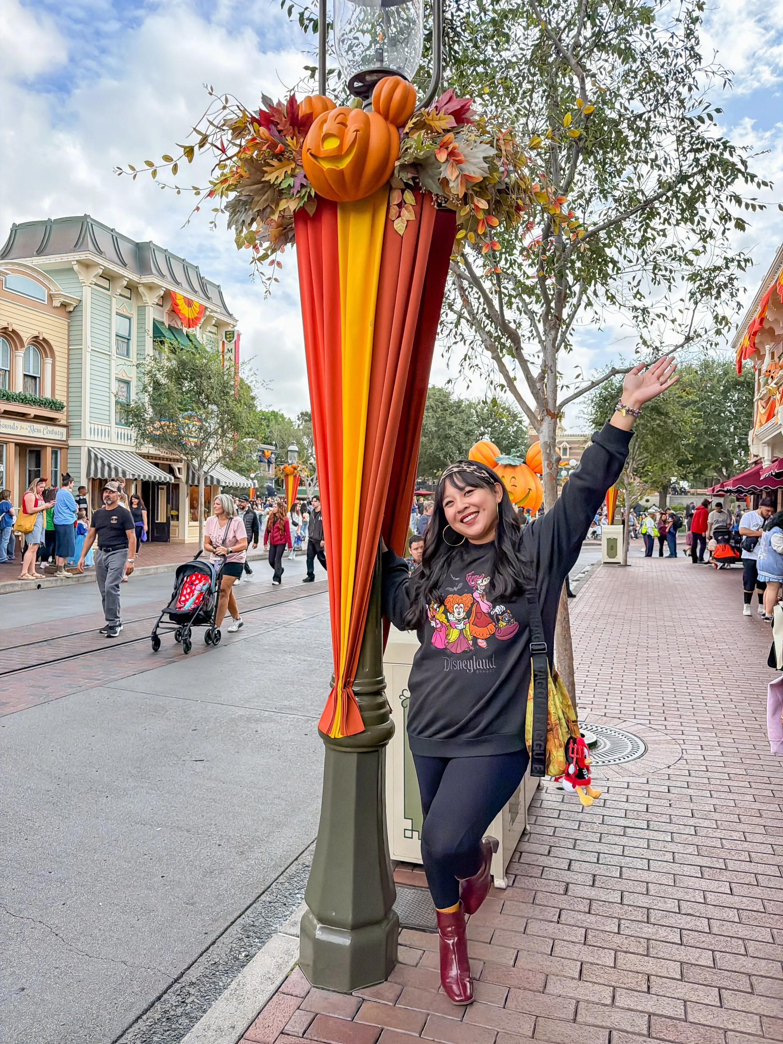 it finally feels like fall!!! 🎃🍁🍂

📸: @kevintsengphotography 

#Disneyland #DisneyParks #DisneyStyle