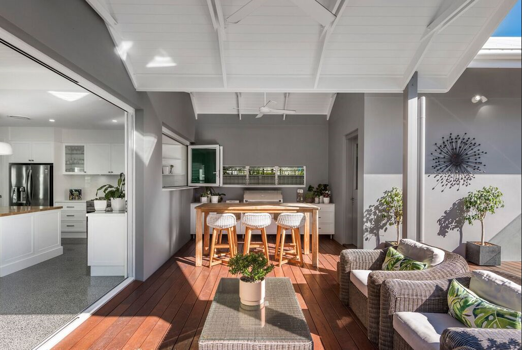 tamborine-street-house-mermaid-beach-outdoor-living-jamie-gordon-architect.png