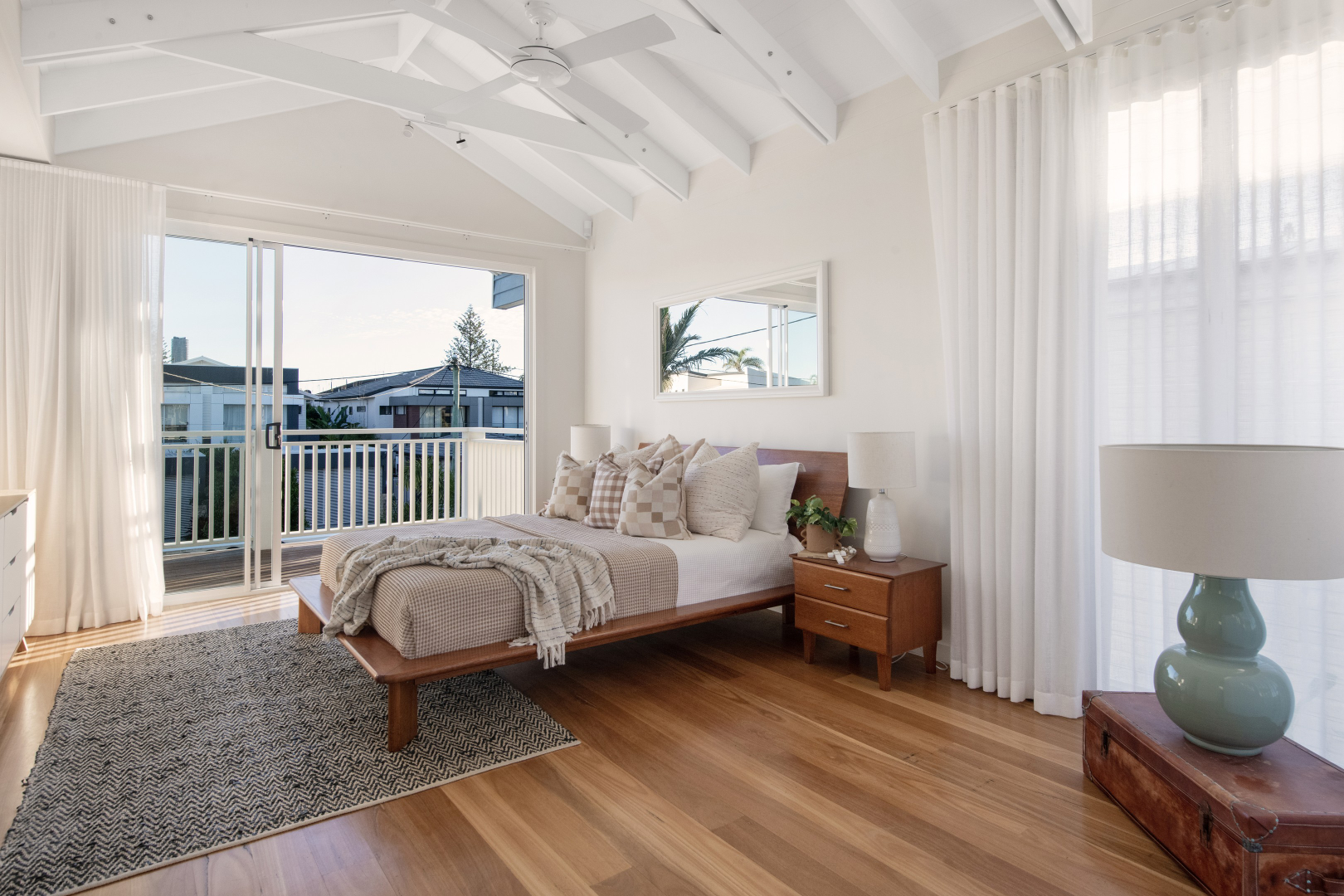 arthur-street-house-B-mermaid-beach-upstairs-master-jamie-gordon-architect.png