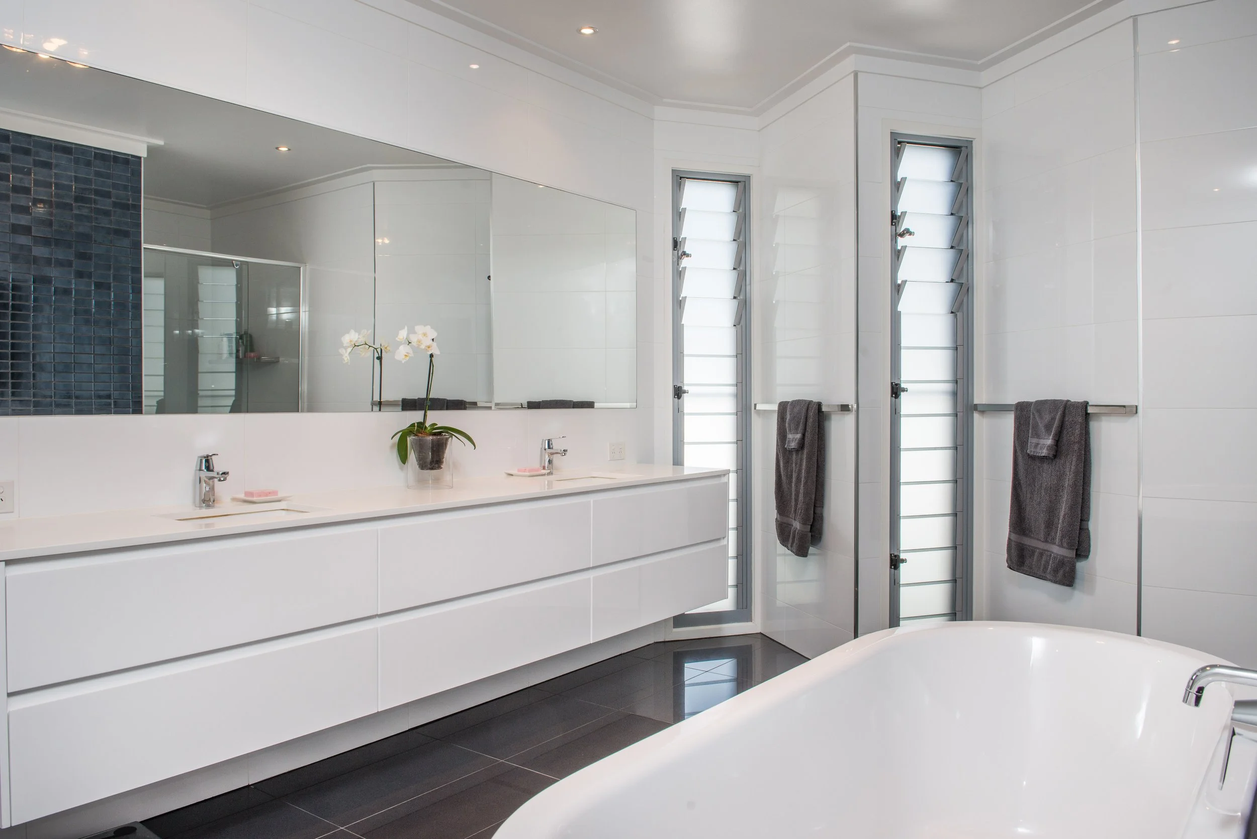 avoca-street-house-salt-nsw-main-bathroom-jamie-gordon-architect.jpg
