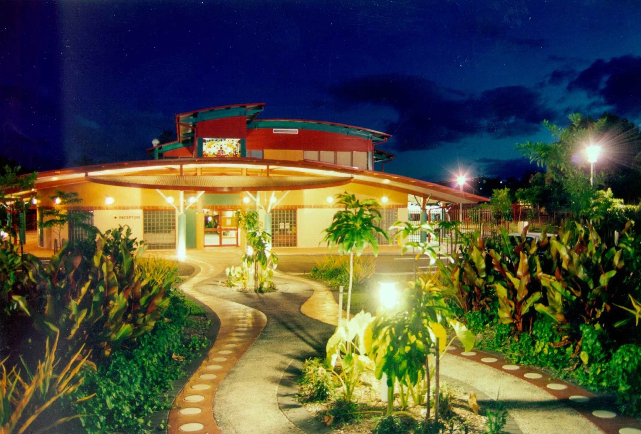 wuchopperen-medical-centre-cairns-night-ggi-architects.jpg
