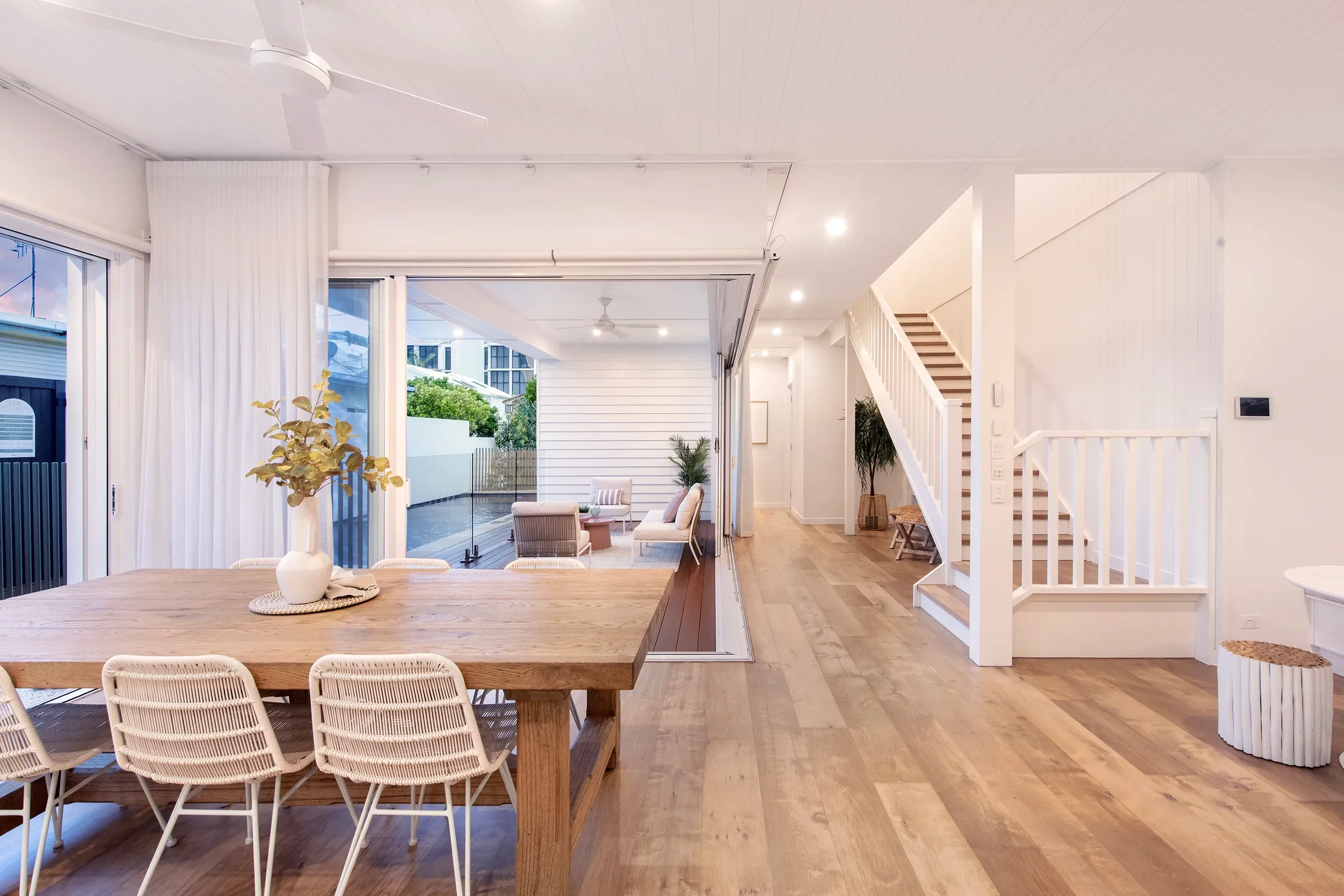 seagull-avenue-house-mermaid-beach-open-living-jamie-gordon-architect.webp