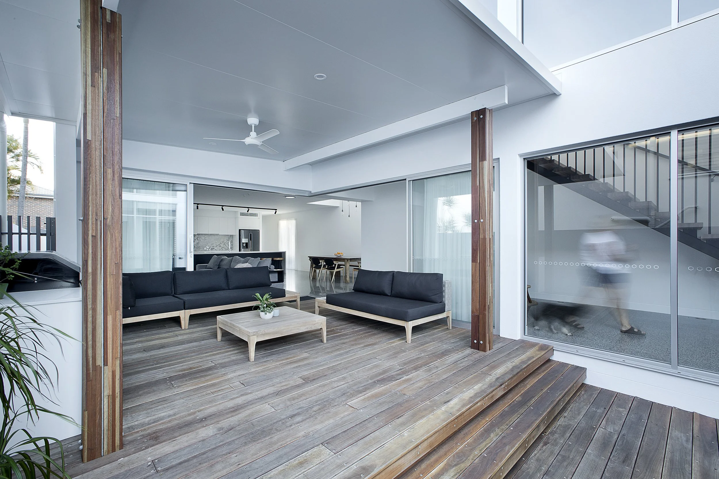 arthur-street-house-mermaid-beach-queensland-outdoor-area-jamie-gordon-architect.jpg