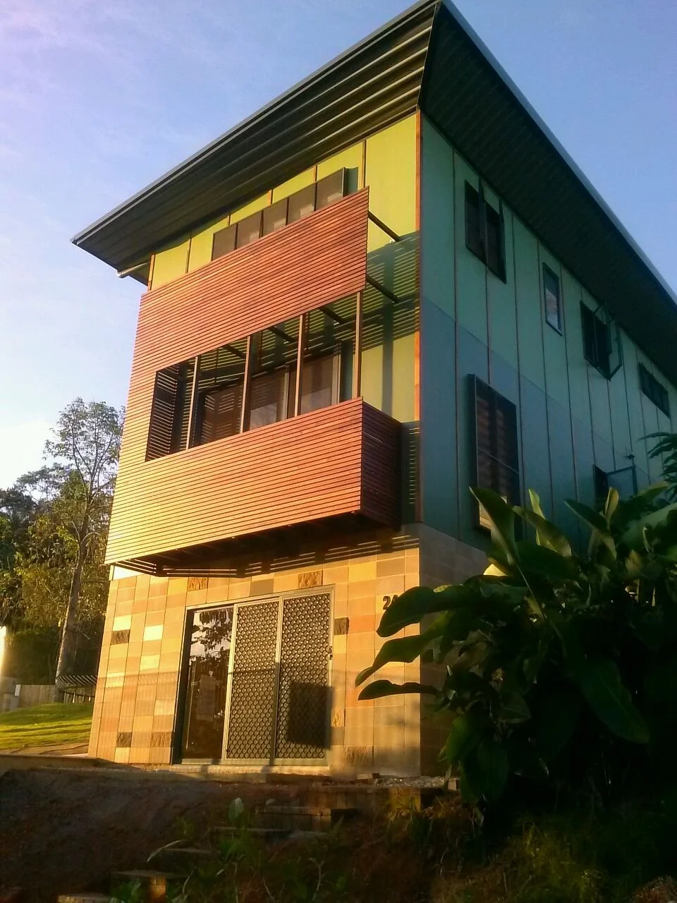 hutchinson-street-house-cairns-front-ggi-architects.jpg