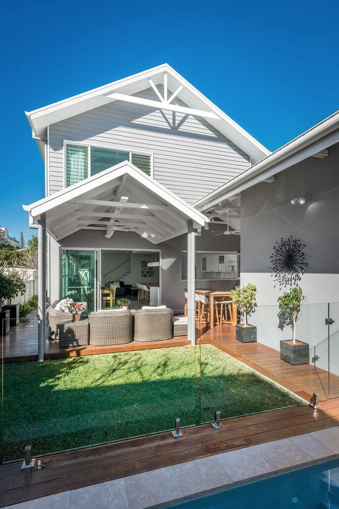 tamborine-street-house-mermaid-beach-external-living-area-jamie-gordon-architect.png