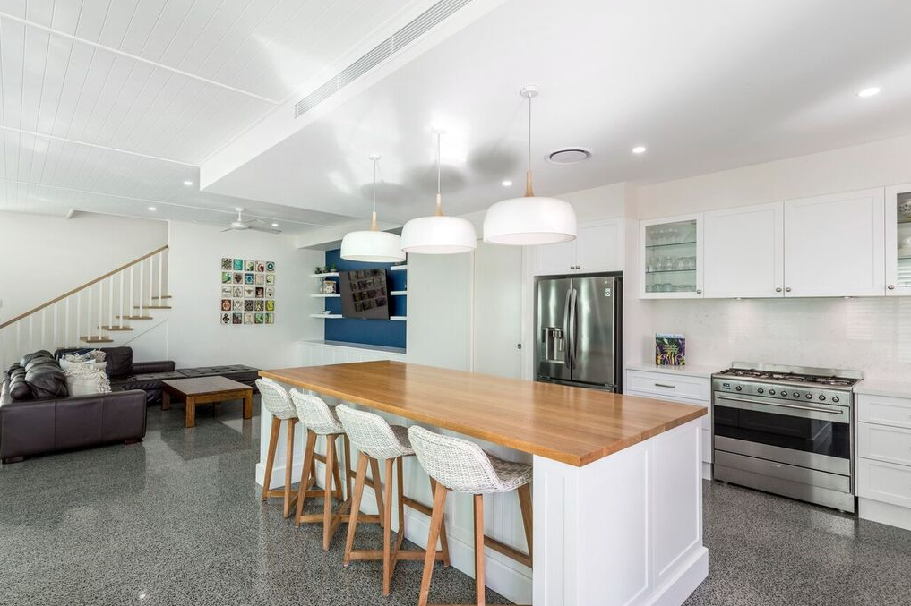 tamborine-street-house-mermaid-beach-kitchen-island-bench-jamie-gordon-architect.png