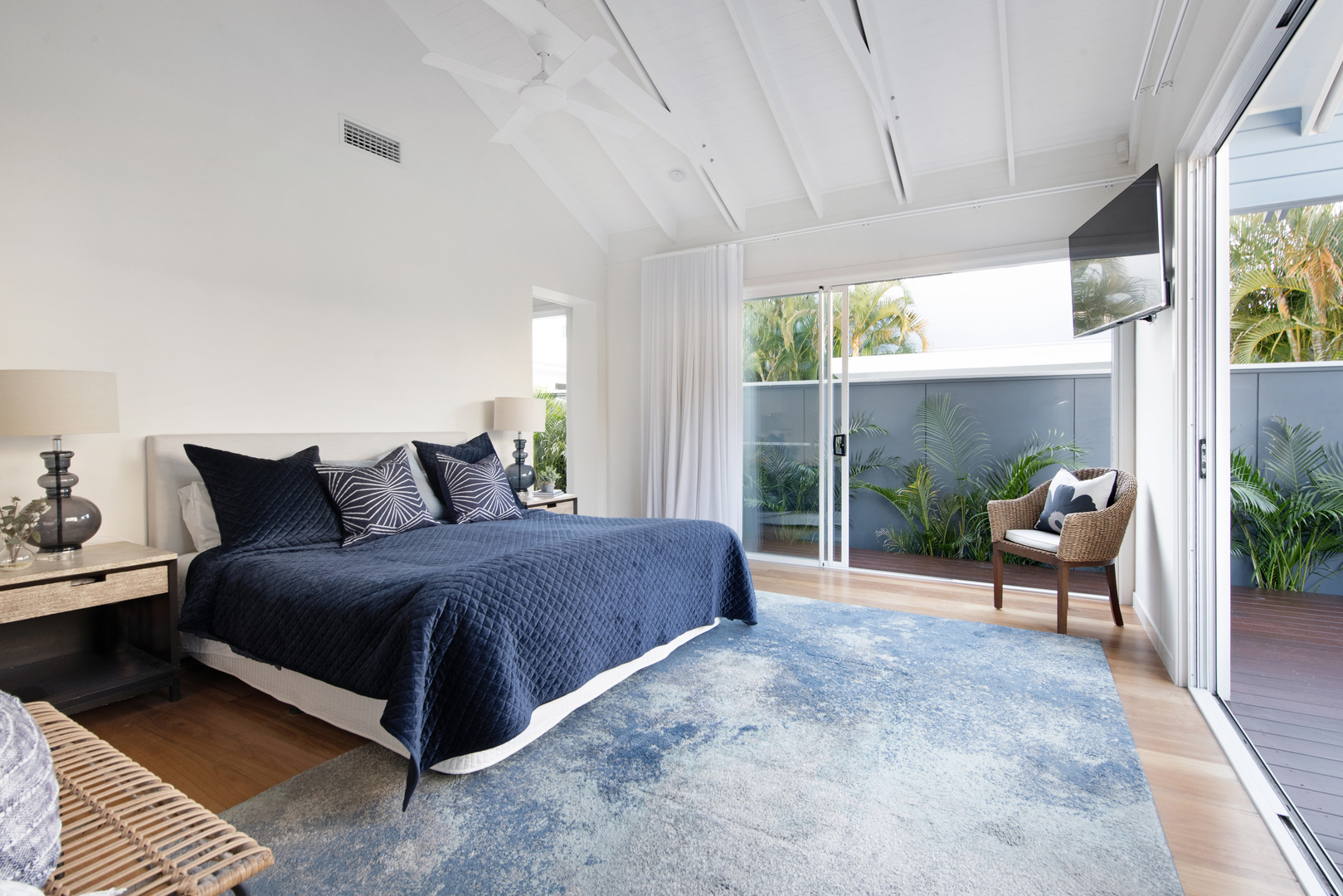 arthur-street-house-B-mermaid-beach-secondary-master-bedroom-jamie-gordon-architect.png