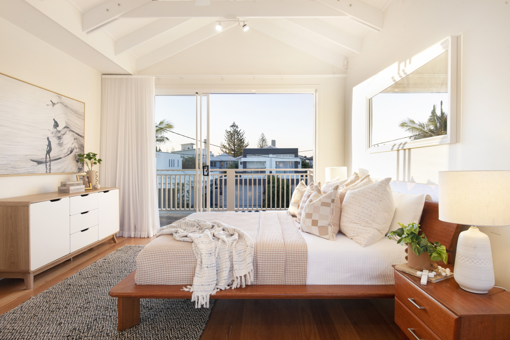 arthur-street-house-B-mermaid-beach-master-bedroom-jamie-gordon-architect.png
