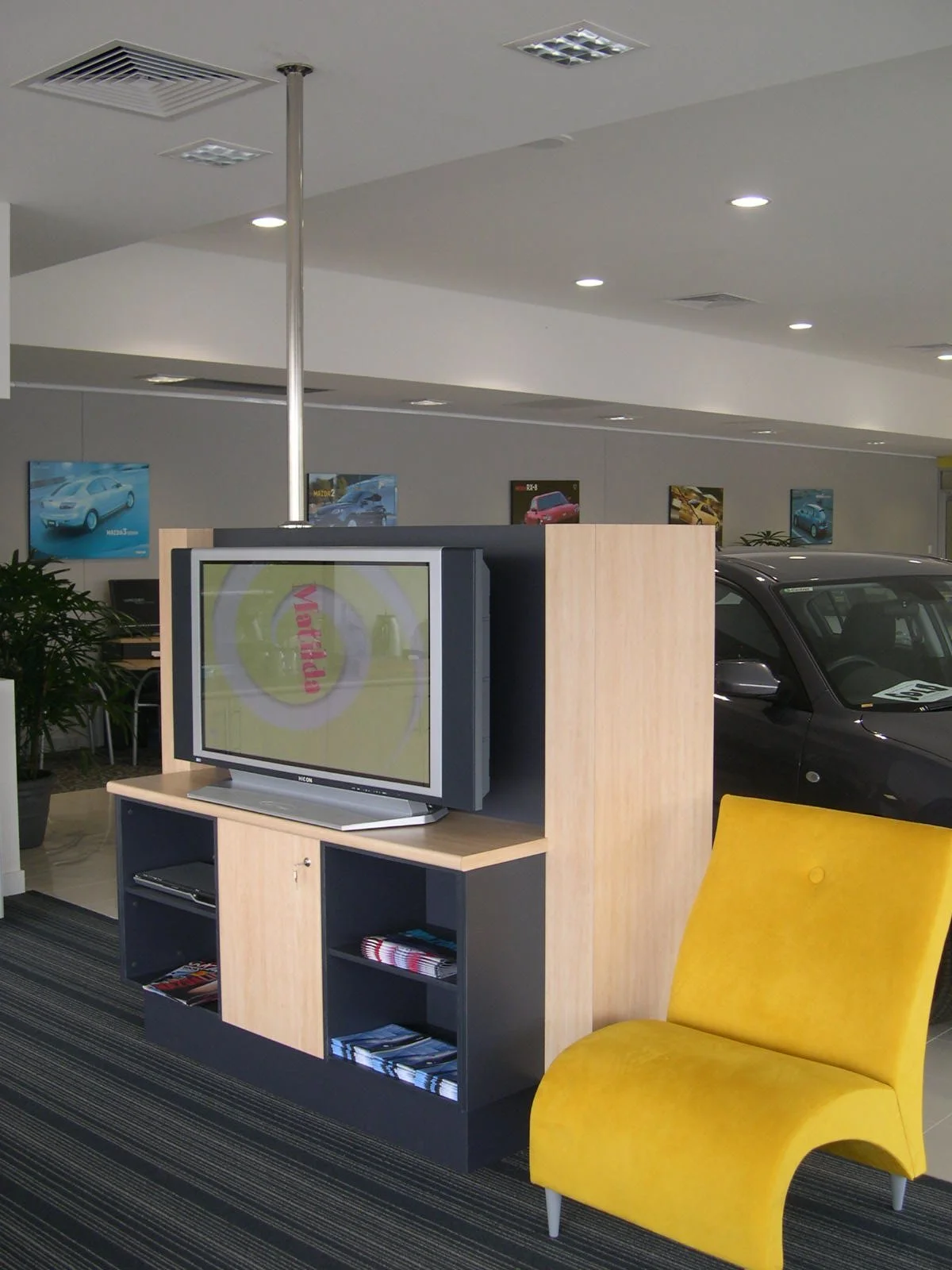 macky-mazda-dealership-lounge-jamie-gordon-architect.JPG