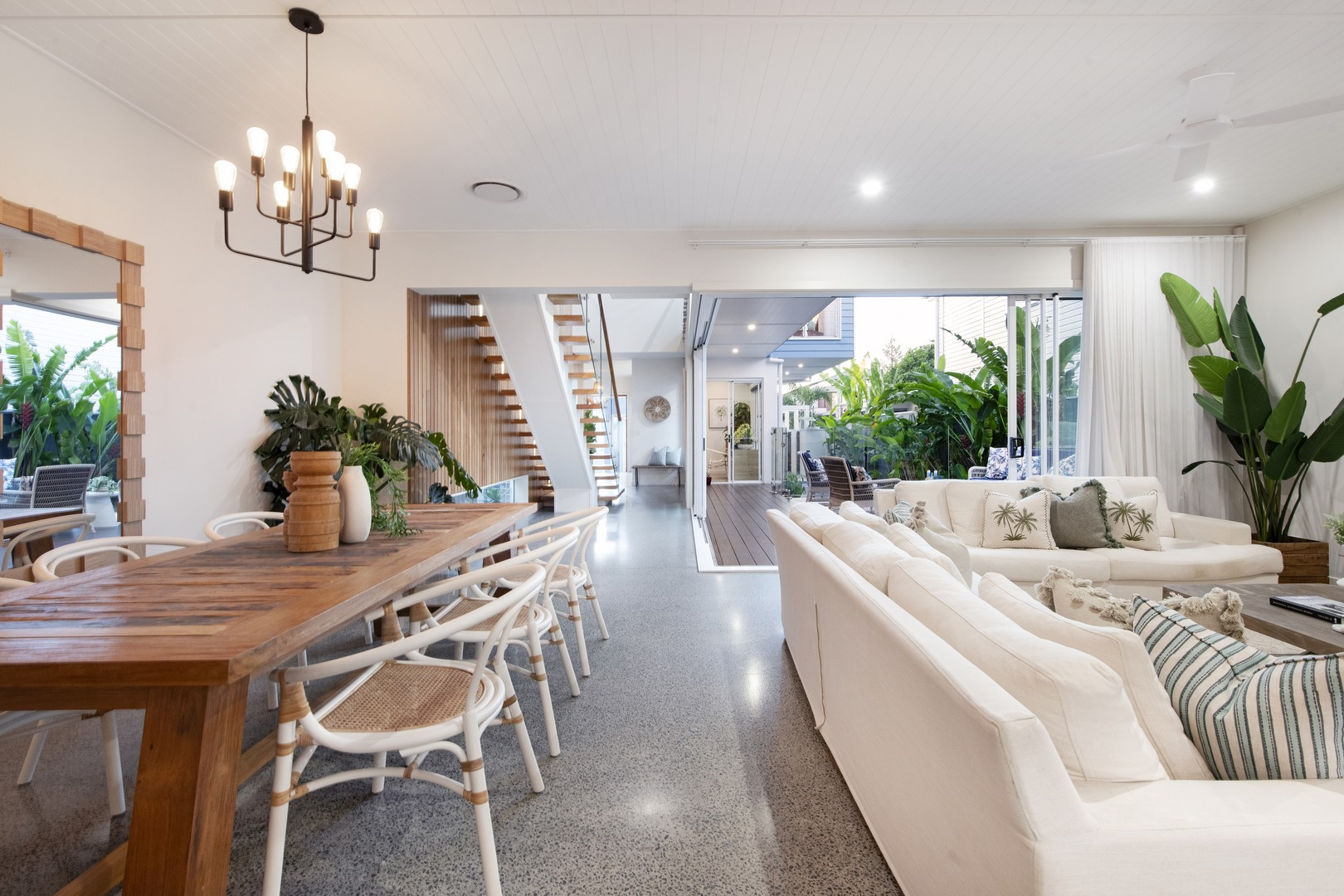 arthur-street-house-B-mermaid-beach-dining-vista-jamie-gordon-architect.png