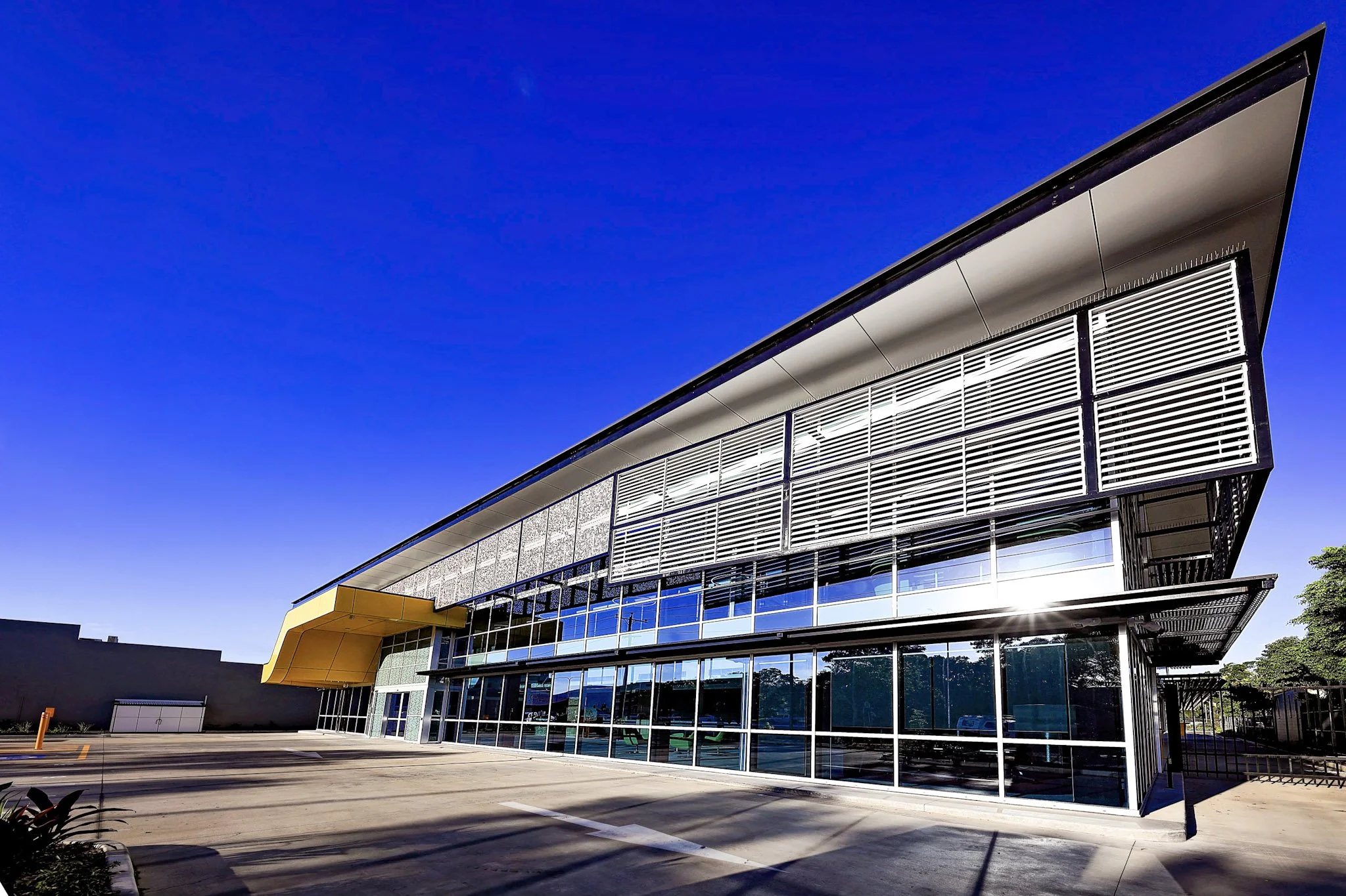 ergon-commercial-building-cairns-sunshading-ggi-architects.jpg