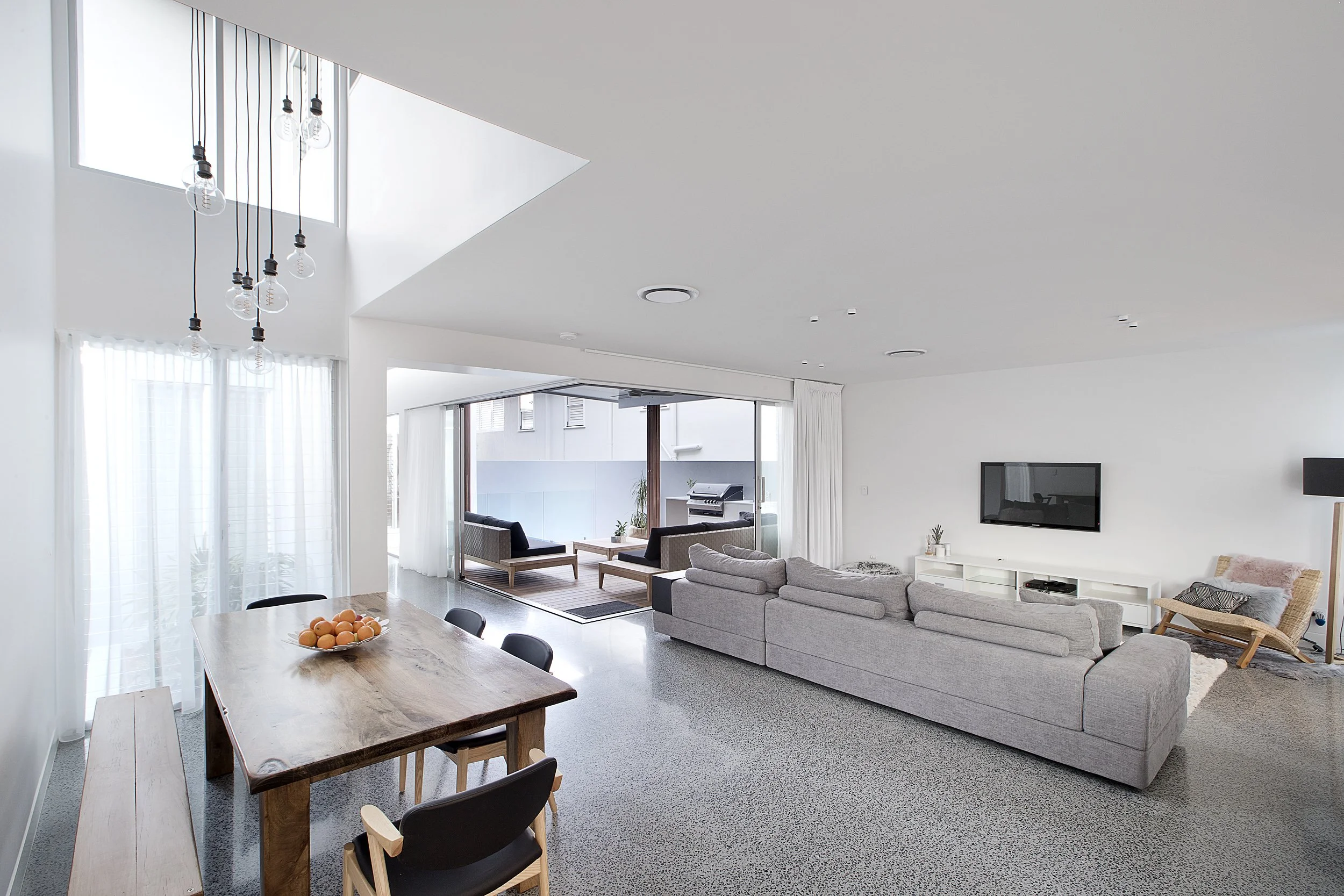 arthur-street-house-mermaid-beach-queensland-dining-area-jamie-gordon-architect.jpg
