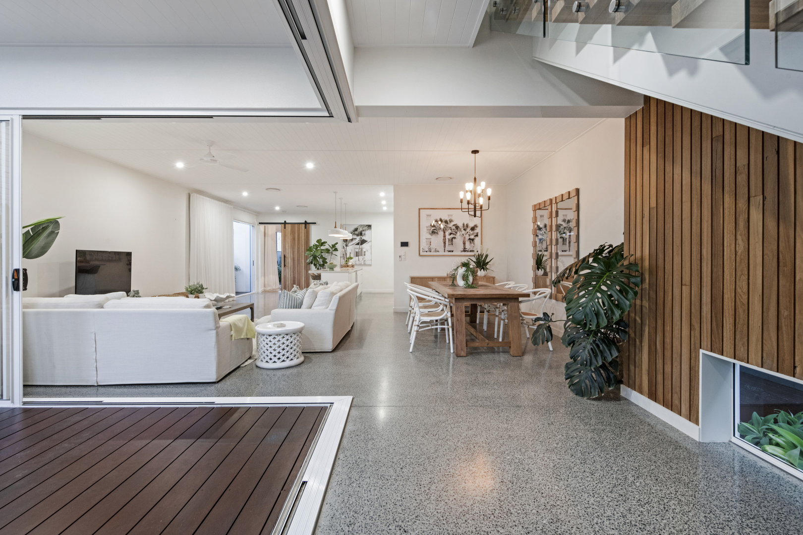 arthur-street-house-B-mermaid-beach-dining-jamie-gordon-architect.png