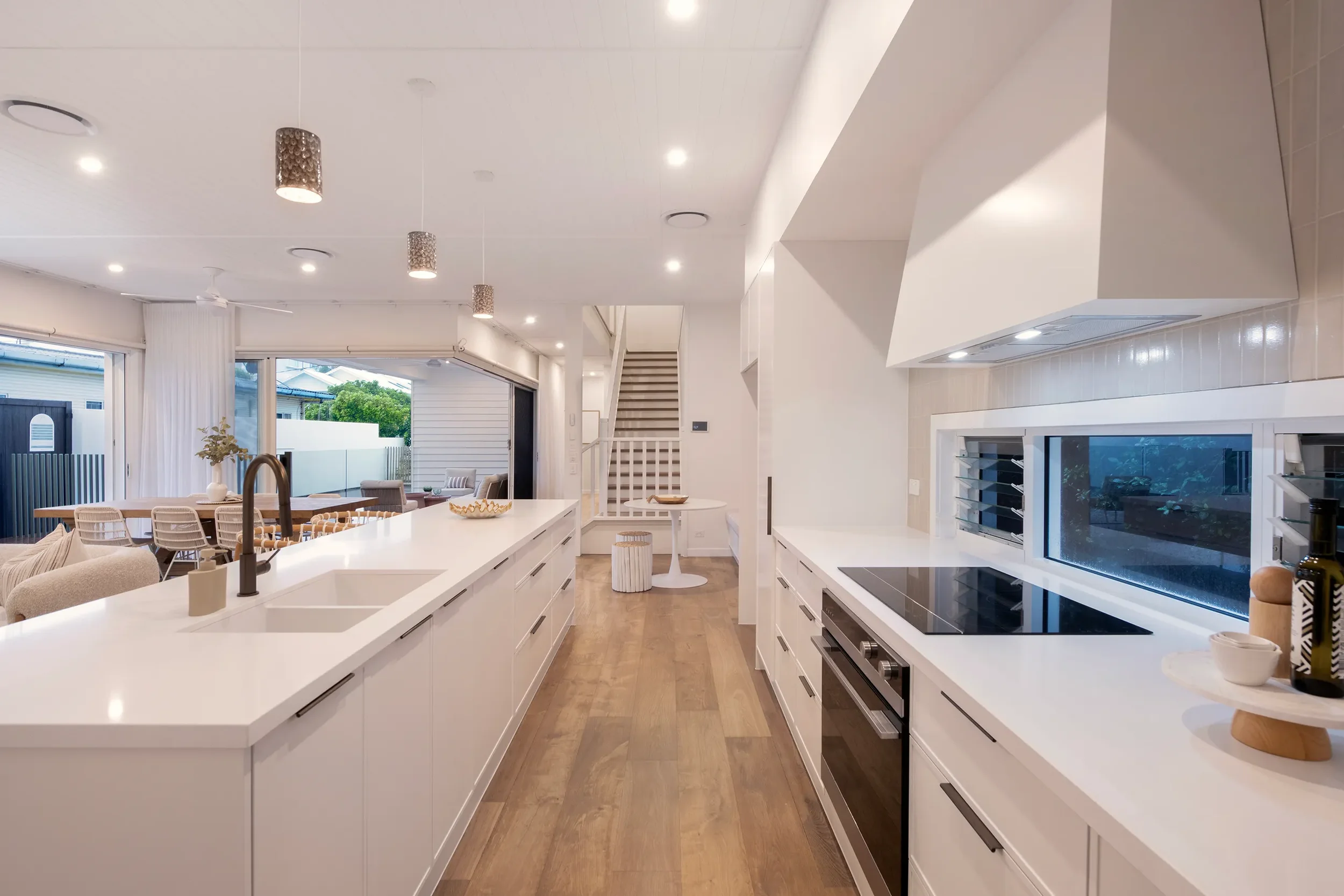 seagull-avenue-house-mermaid-beach-kitchen-jamie-gordon-architect.jpg.webp