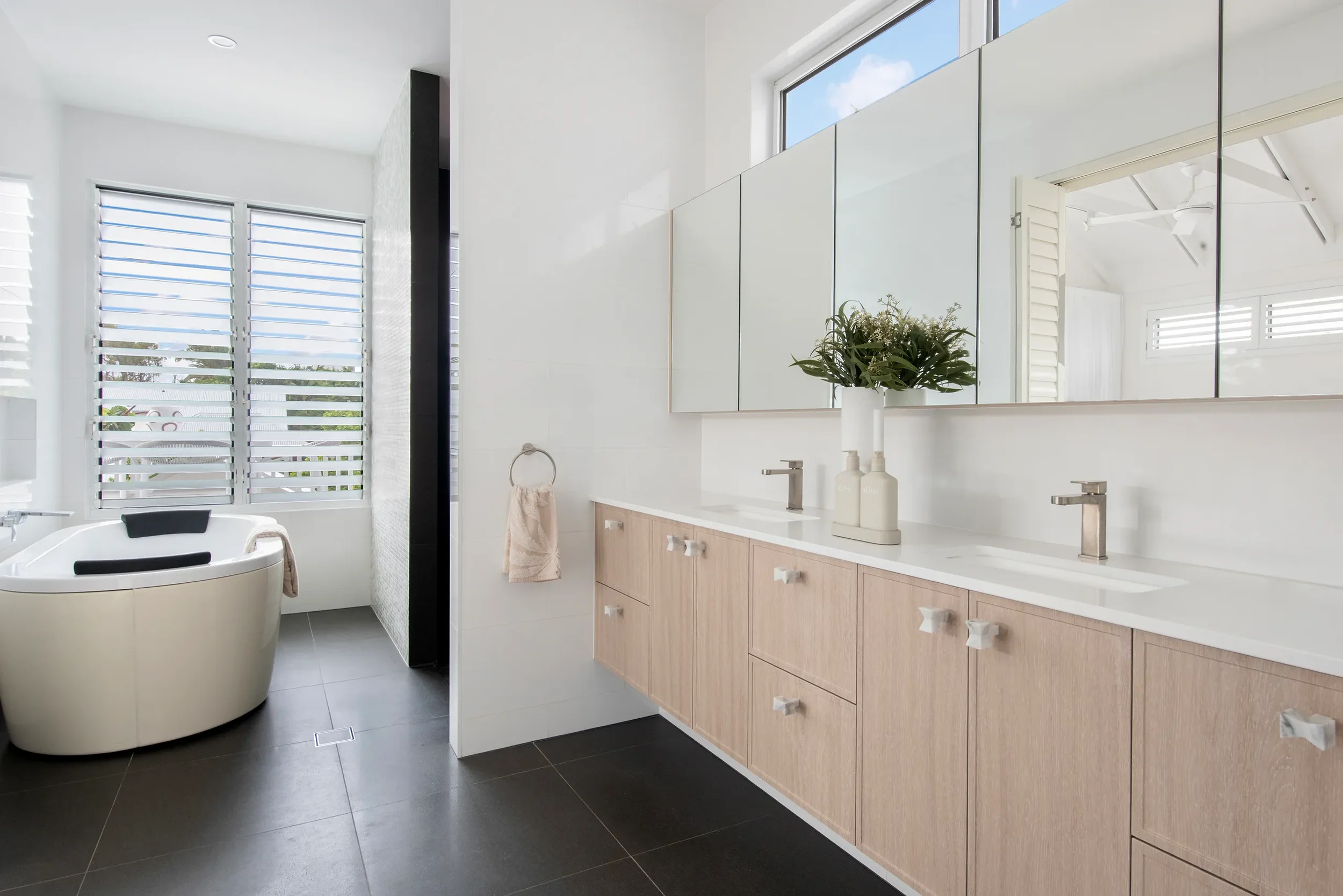 seagull-avenue-house-mermaid-beach-main-ensuite-jamie-gordon-architect.jpg.webp