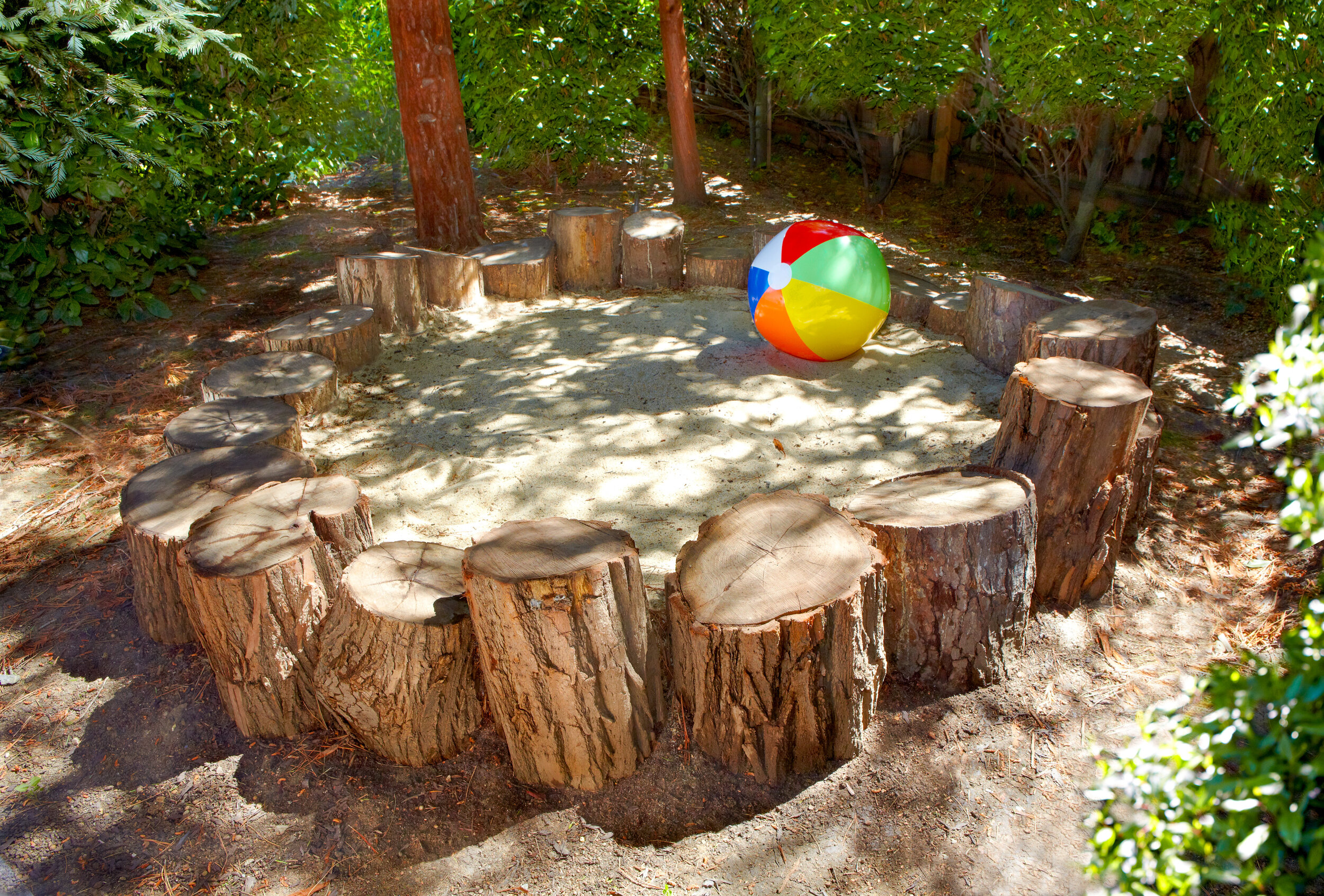  Younger tots only need a few scoopers in the sandbox to keep them engaged in an endless cycle of filling and dumping. For older kids, however, you can stoke their imagination with extras, such as this chalkboard where they can draw in a background f