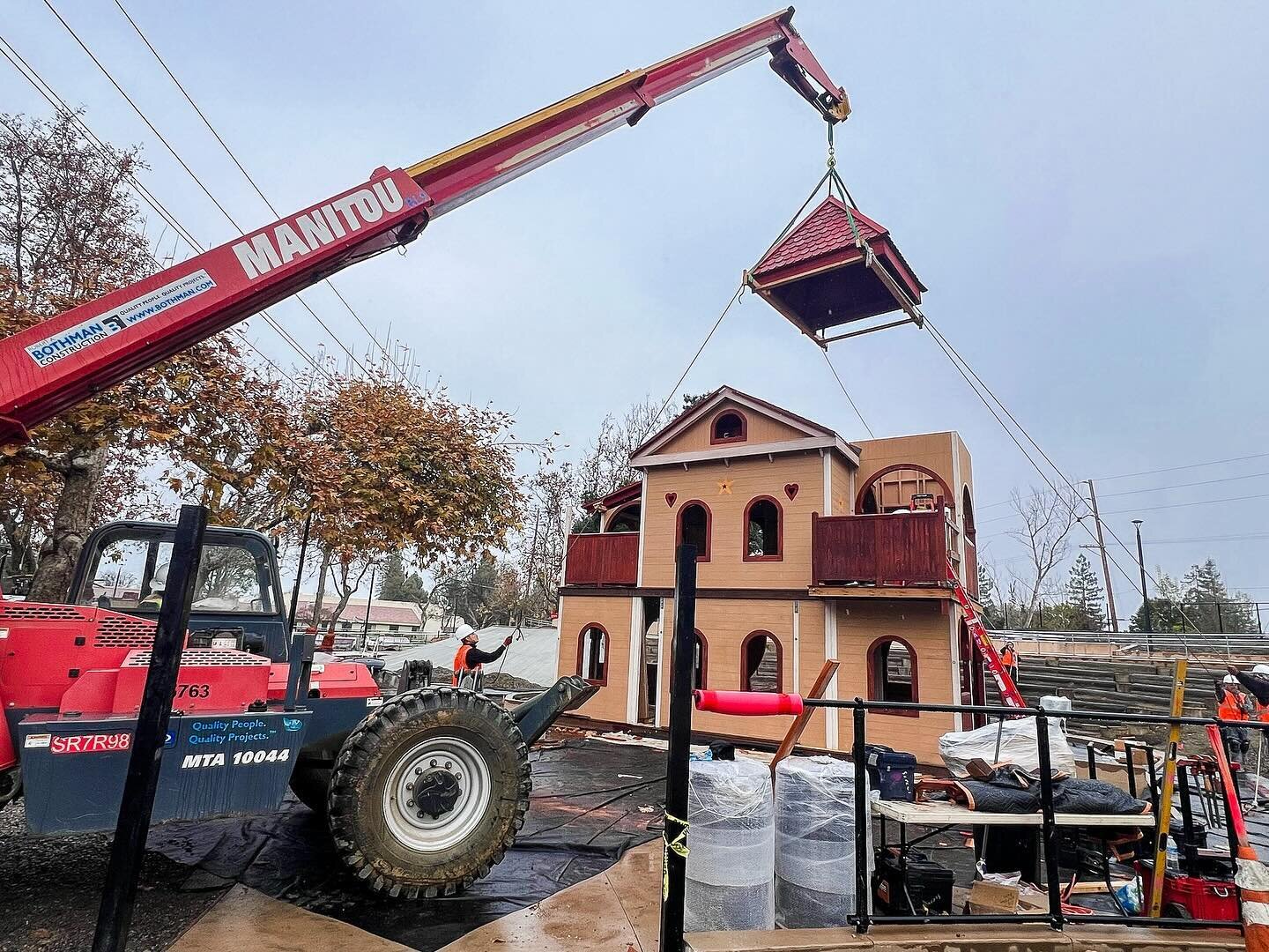 Craning in the roof can be tricky, but luckily we have an expert crew.

#treehousebuilder #playstructure #magicalbridgeplayground