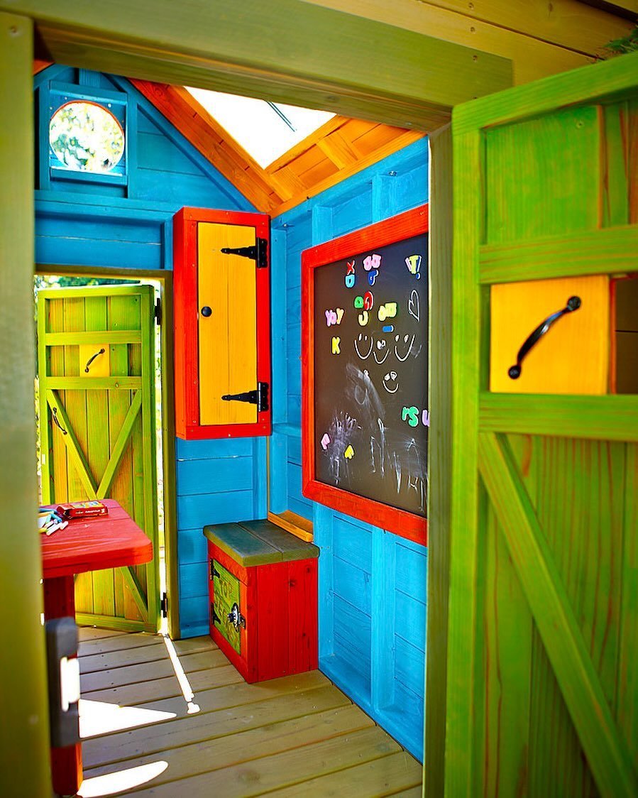 Take a peek inside. Bright, bold and colorful sparks imagination and play in this treehouse interior.

**

#playfuldesign #designforkids #boldcolors #colorfulfurniture #inspiration #homeinspiration #yardinspiration #treehouse #kidstreehouse #treehous