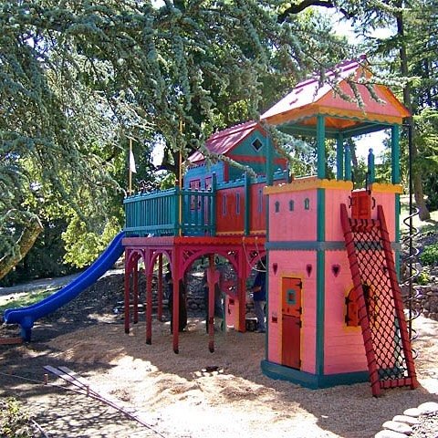 When pink&rsquo;s the thing. A play castle fit for a princess or a prince.

**

#playfuldesign #designforkids #boldcolors #pink #treehouse #kidstreehouse #treehouselife #clubhouse #playhouse #kidsplayhouse #retreat #luxurytreehouse #inspiration #home