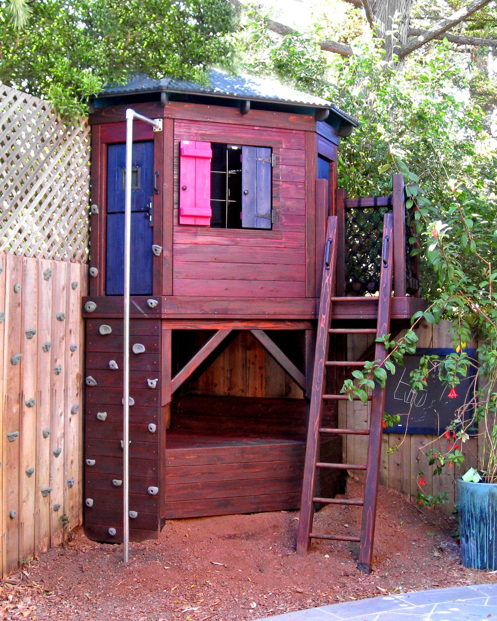 Short on space? No problem! Tuck this little play structure into any corner of your yard for endless play.

Even this small play structure features Barbara&rsquo;s loops of play design. Up the ladder, into the playhouse and down the firepole. Or do i