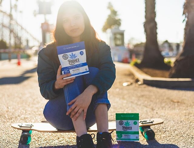 Cheesy puns crack(er) us up!! Tag your favorite dispensary in the comments to let us know where you&rsquo;d like to see our new Jalape&ntilde;o Cheese and Rosemary Garlic crackers! 🌊🌊🌊
📸: @ashleyplumlee .
.
.
.
.
#glutenfree #edibles #ediblecrack