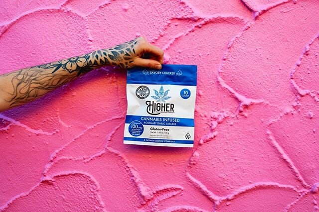 Eat, Drink, and be Rosemary. 🧄 Garlicky Gluten Free Goodness! 📸: @ashleyplumleephotography .
.
.
.
.
#glutenfree #edibles #ediblecrackers #santacruzweed #santacruzstoner #highsociety #831 #gonecrackers #glutenfreeedibles #hybrid #activestoner #good