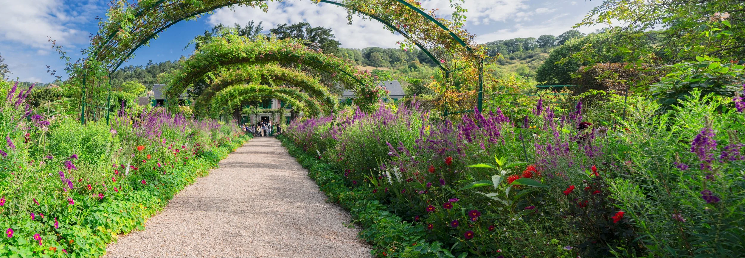 An archway garden pathway at Governy